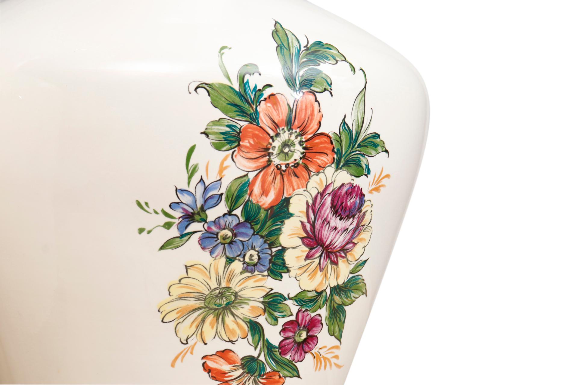 20ième siècle Paire de lampes de bureau en céramique blanche à motifs floraux en vente