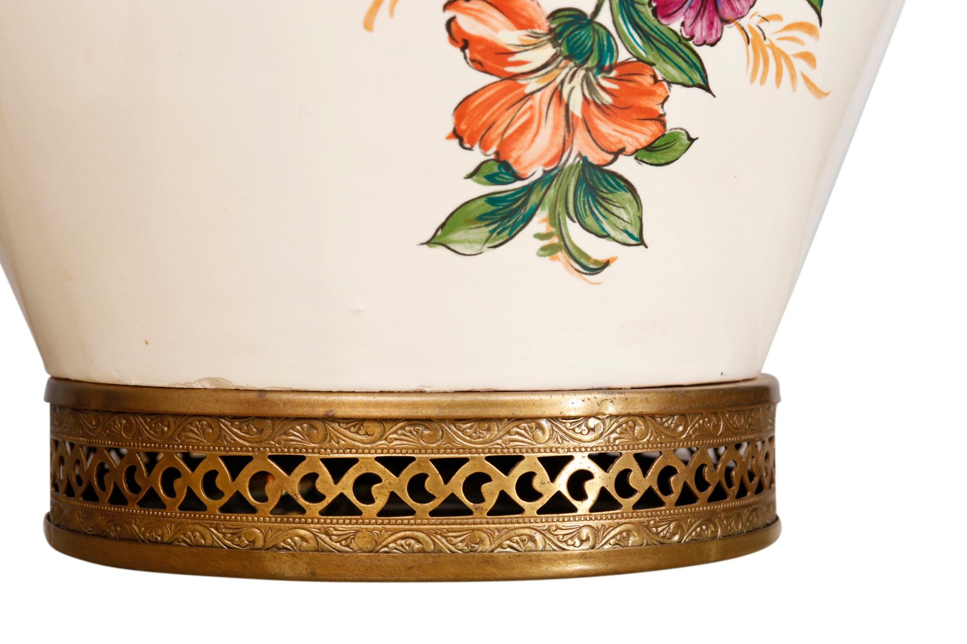 Laiton Paire de lampes de bureau en céramique blanche à motifs floraux en vente
