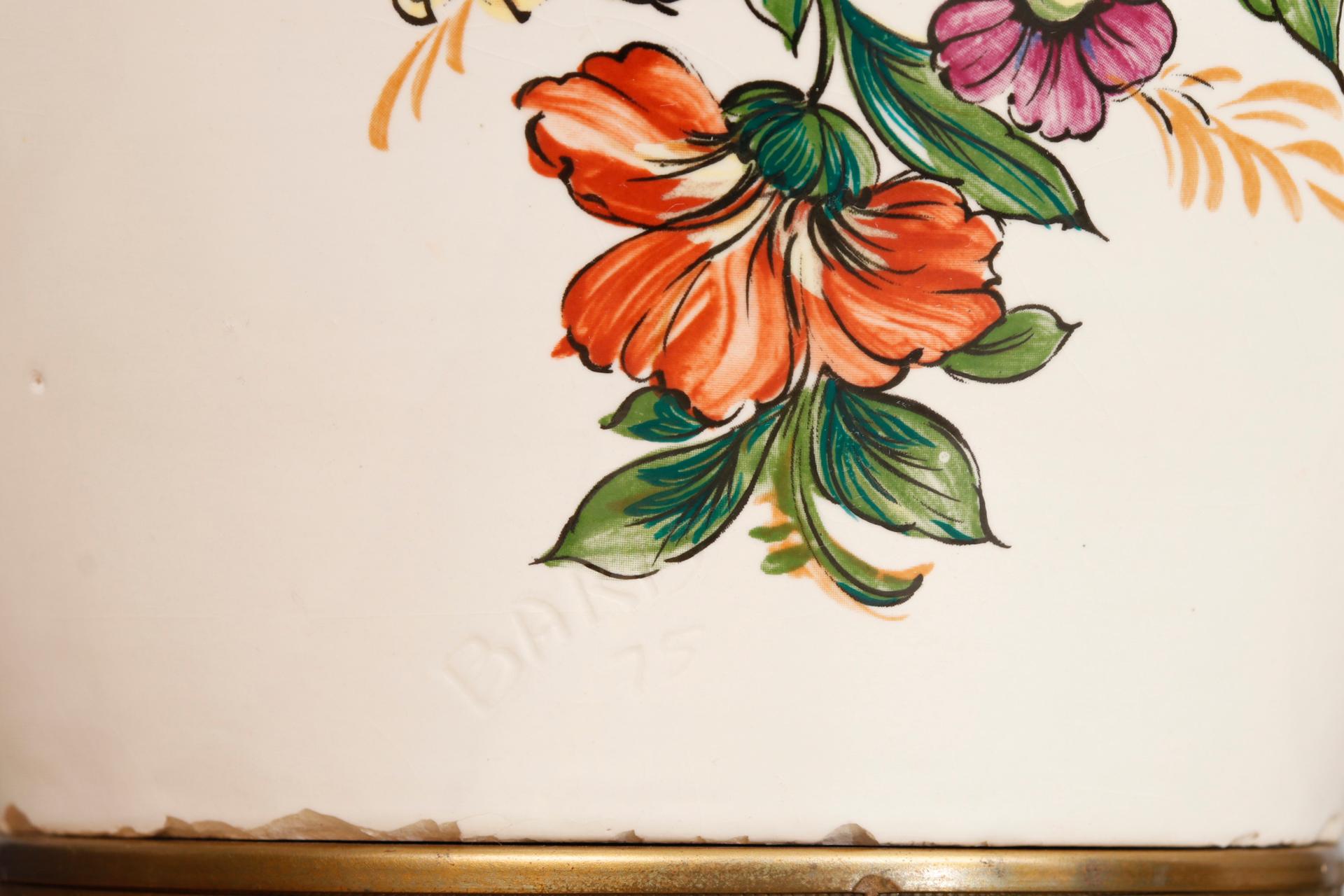 Paire de lampes de bureau en céramique blanche à motifs floraux en vente 1