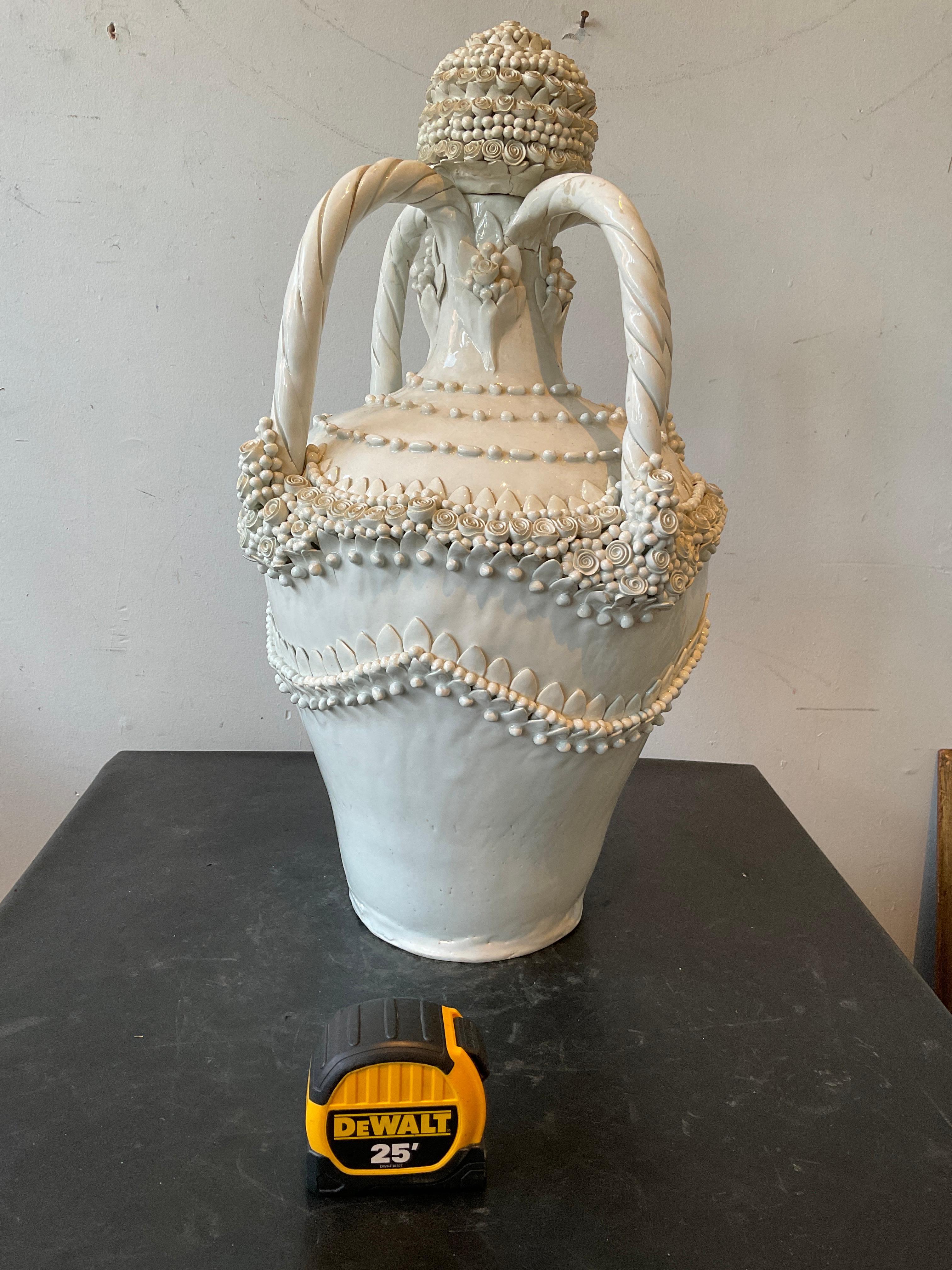 Weiße geblümte Keramikvase von Dolores De Murtas im Zustand „Gut“ im Angebot in Tarrytown, NY