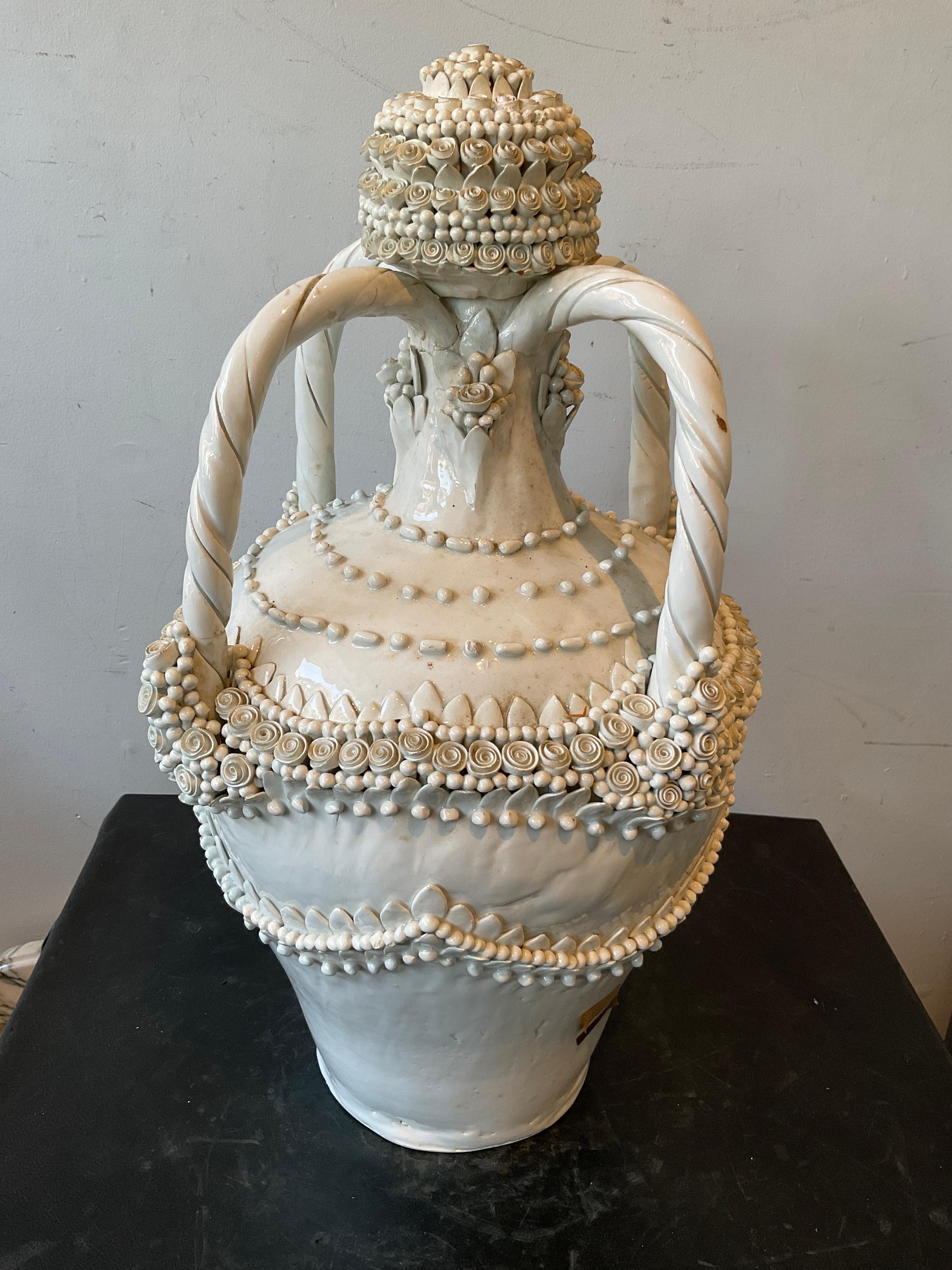 Weiße geblümte Keramikvase von Dolores De Murtas im Angebot 1