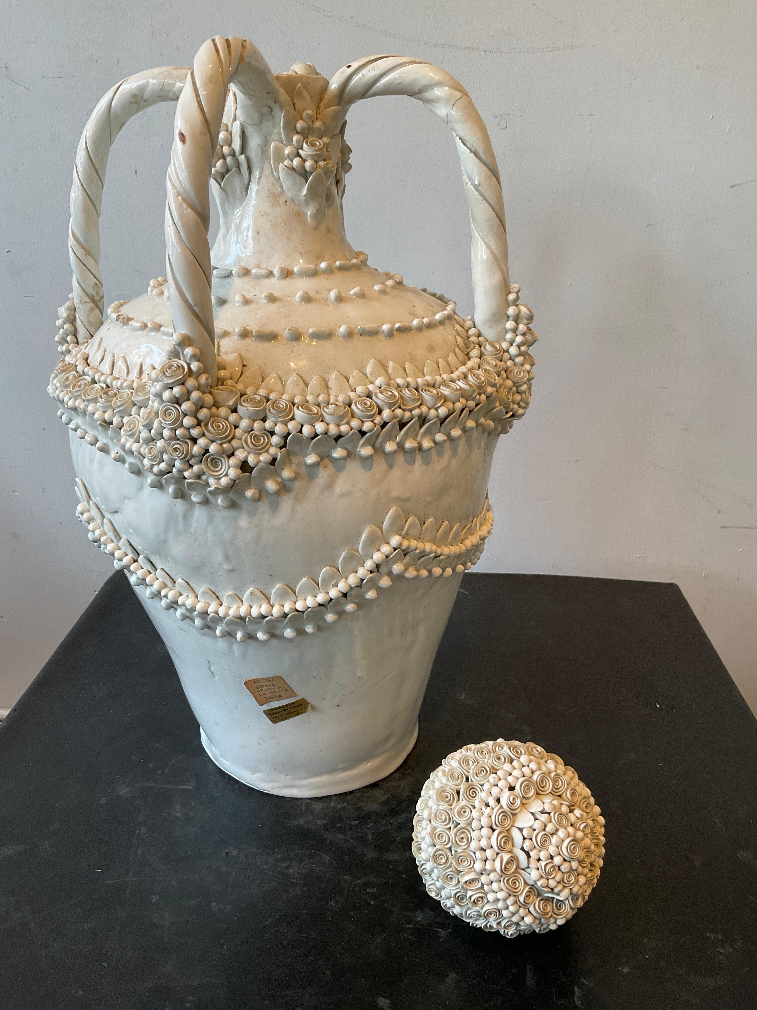 Weiße geblümte Keramikvase von Dolores De Murtas im Angebot 3