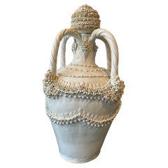 Vaso in ceramica bianco floreale di Dolores De Murtas