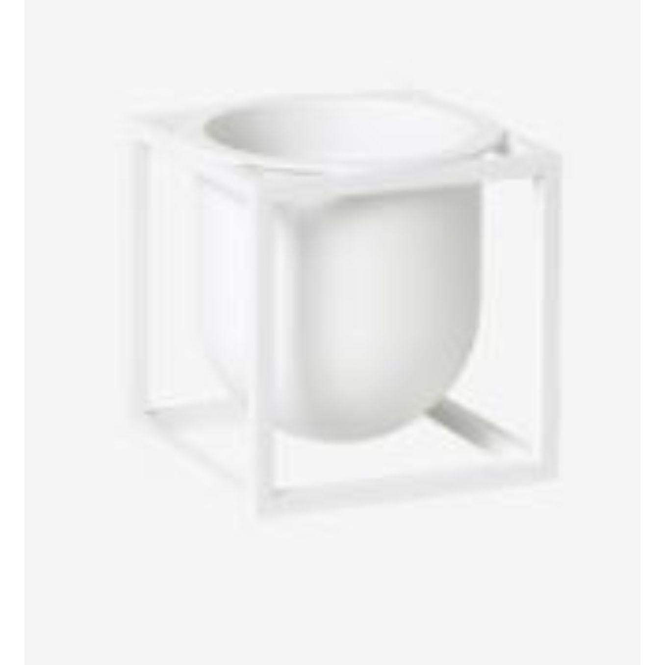 White flowerpot 10 Kubus vase by Lassen
Dimensions: D 10 x W 10 x H 10 cm 
Materials: Metal 
Weight: 0.75 Kg

Herb pot, vase or a simple container. The possibilities are endless. Another addition to the Kubus collection, Kubus Flowerpots come