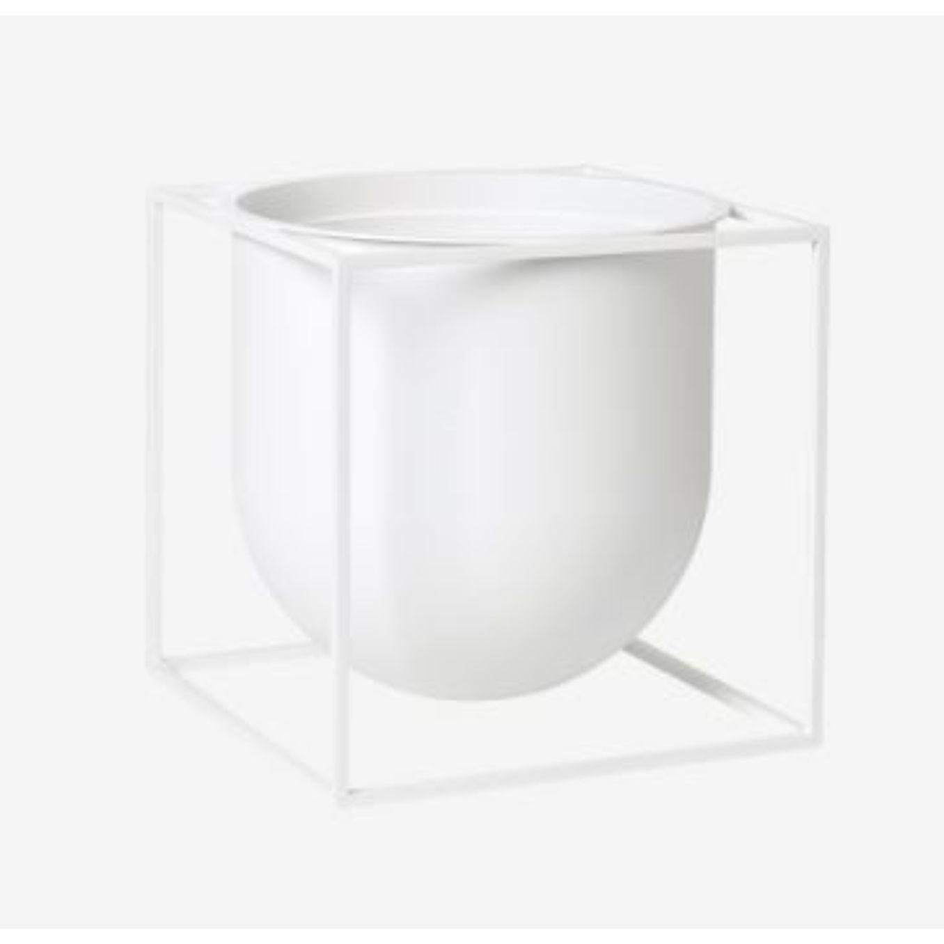 White flowerpot 23 Kubus vase by Lassen
Dimensions: D 23 x W 23 x H 23 cm 
Materials: Metal 
Also available in different colours and dimensions. 
Weight: 3.30 kg

Herb pot, vase or a simple container. The possibilities are endless. Another