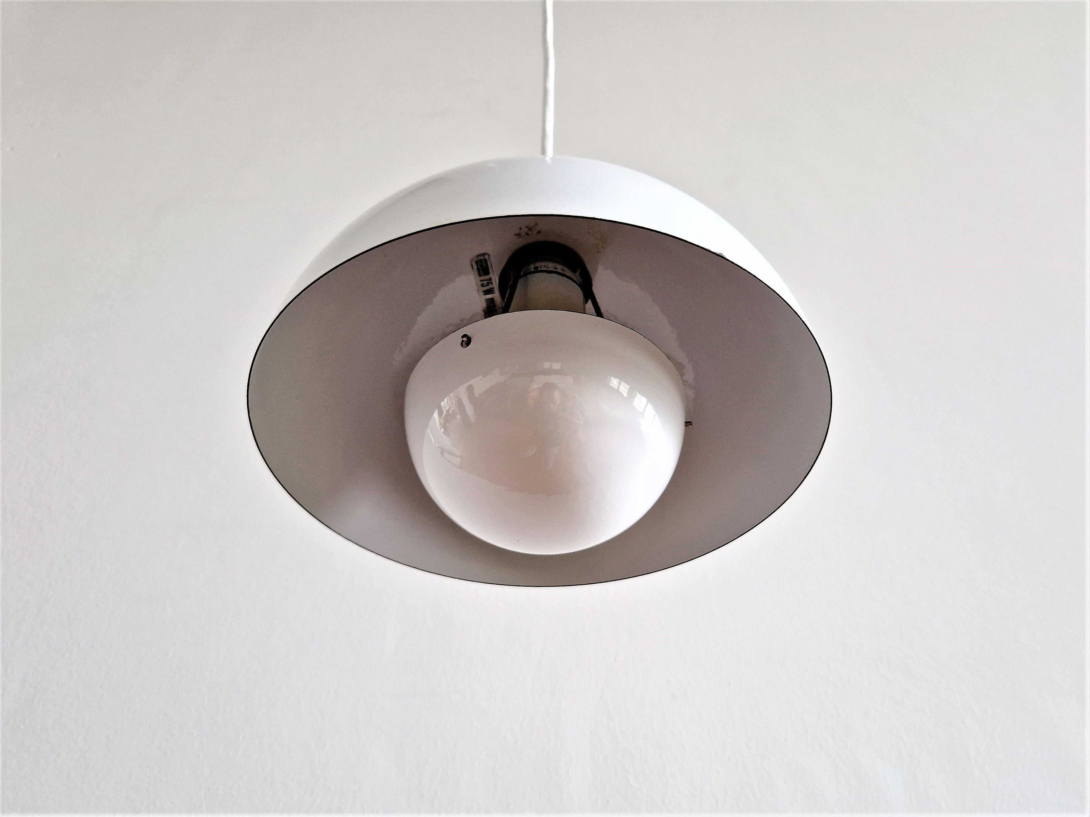 White Flowerpot pendant lamp by Verner Panton for Louis Poulsen, 3 available In Good Condition In Steenwijk, NL