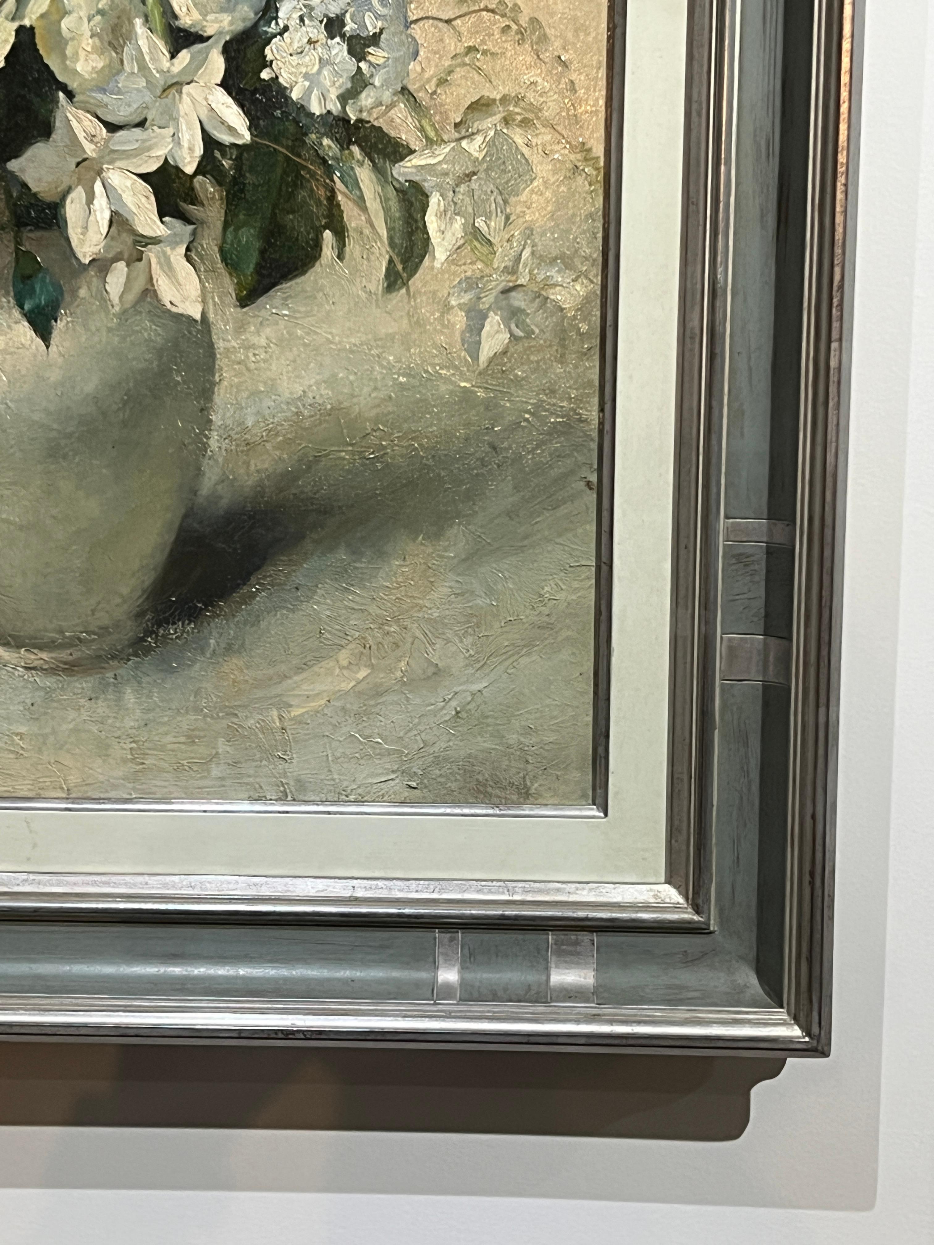 Ein weißes Blumenarrangement mit Grüntönen. Unterzeichnet von Clément Serveau. Datiert 1937.
Made in France Dieses zeitlose Ölgemälde auf Leinwand, das 1937 von Clement Servenau geschaffen wurde, ist ein fesselndes Kunstwerk. Das Gemälde zeigt einen