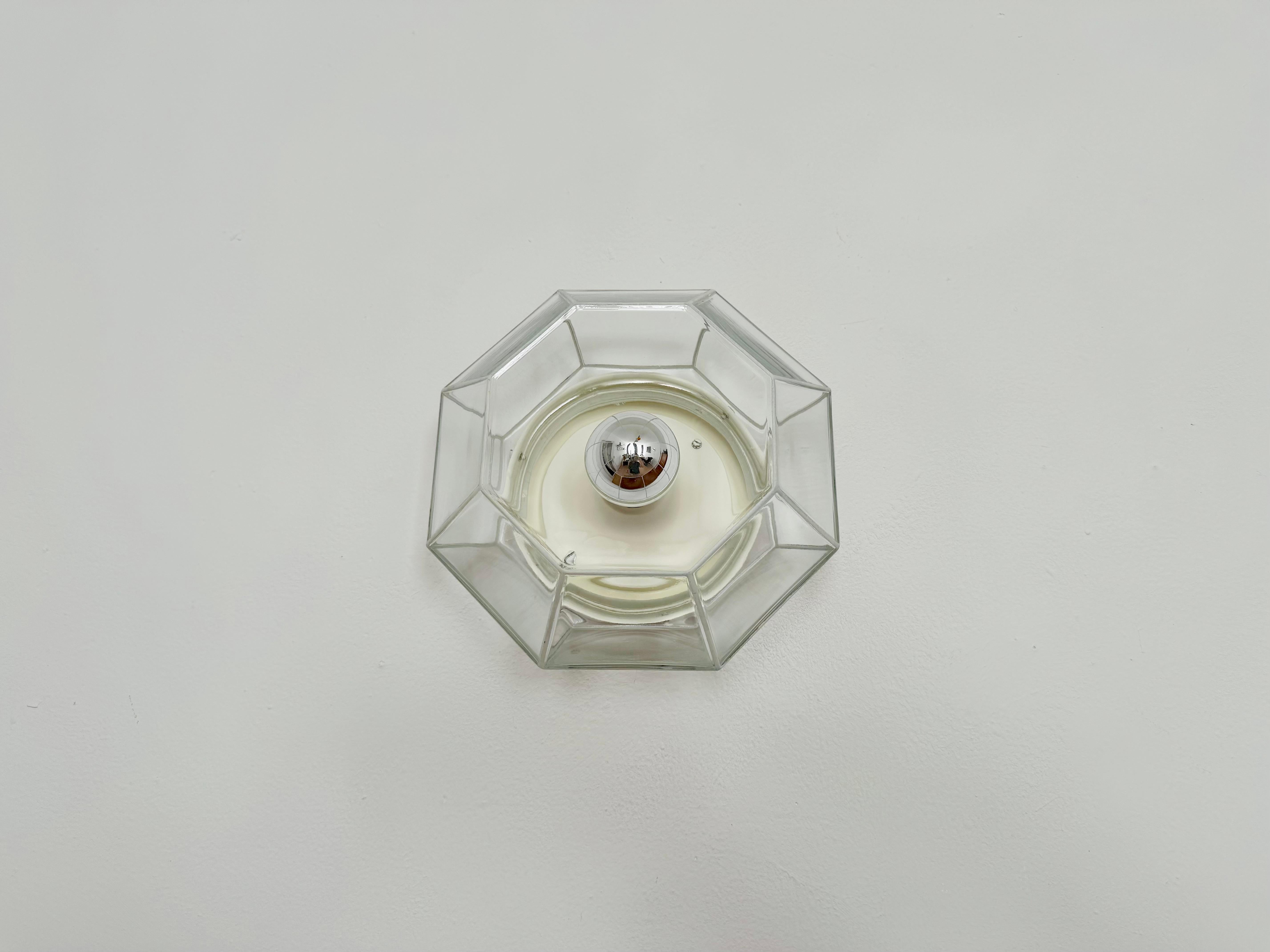 Bellissima lampada da soffitto o da parete di Glashütte Limburg.
La lampada diffonde un grande gioco di luce nella stanza e incanta con il suo carisma.
Un design meraviglioso e una lavorazione di altissima qualità.
Rara esecuzione in