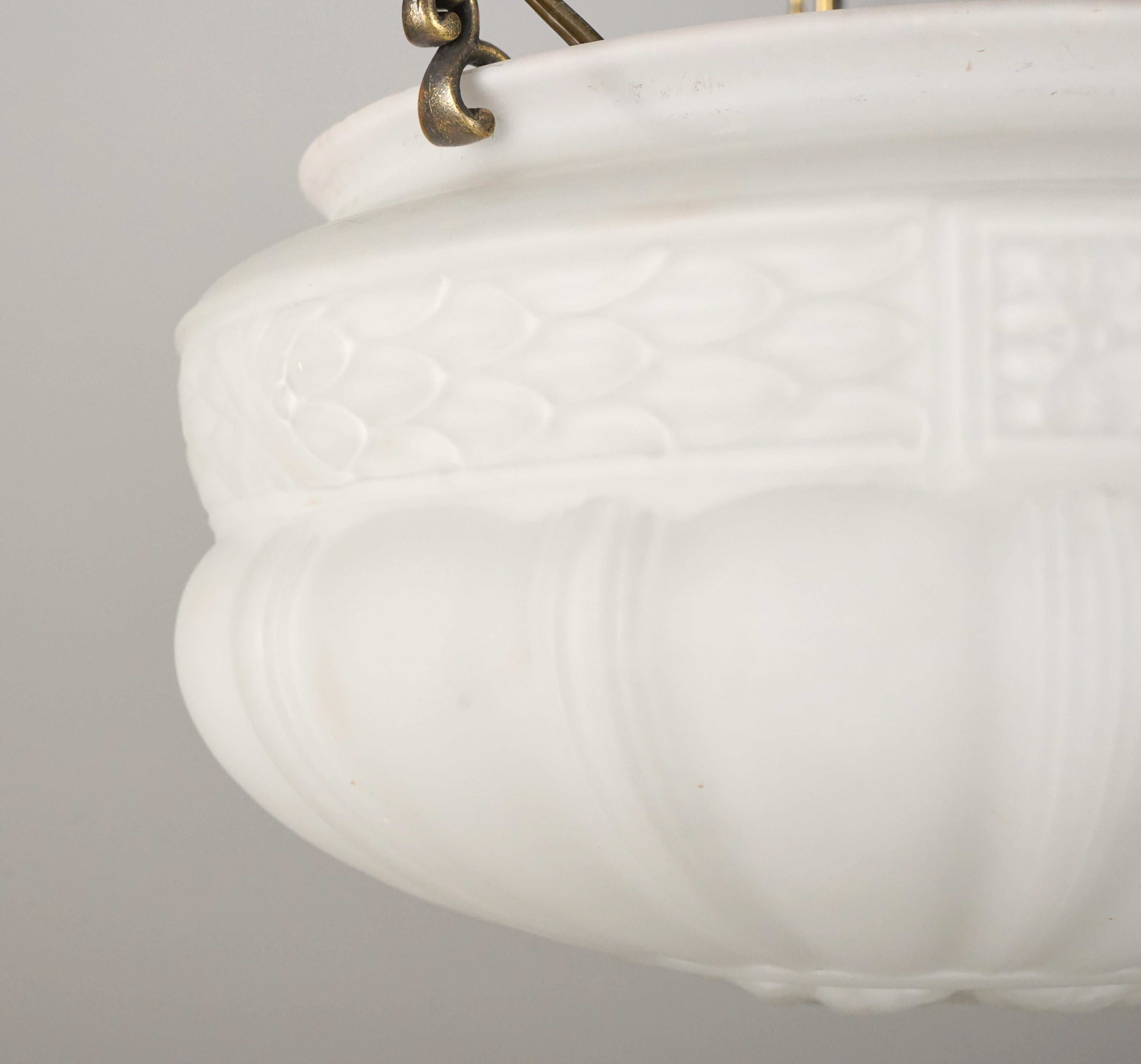 White Fluted Glass Bowl Brass Chain Pendant Light In condizioni buone in vendita a New York, NY