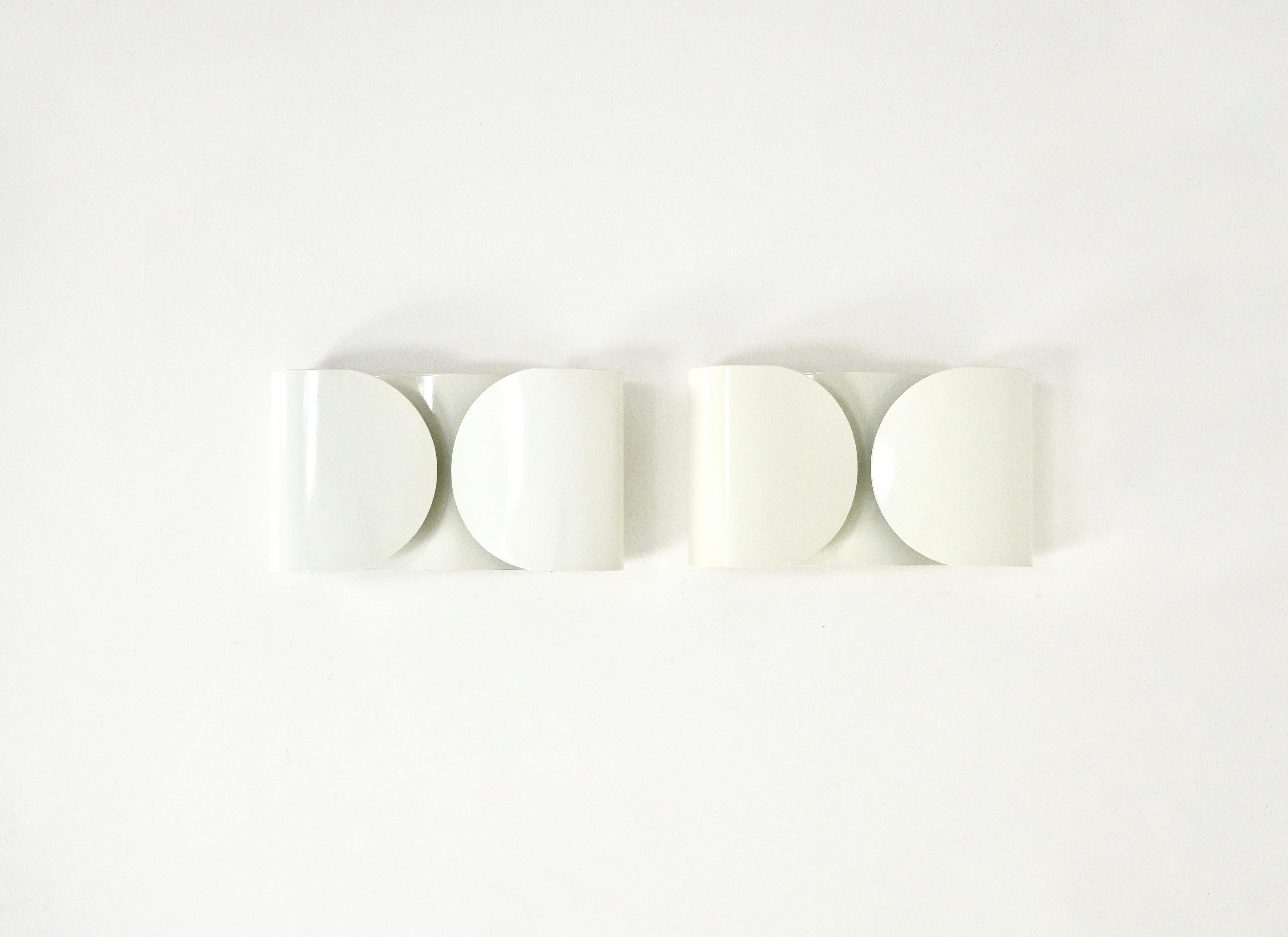 Pair of sconces in white color metal. stamped Flos. Wear due to time and age of the sconces.
FOR SHIPPING, REQUEST US FOR RECEIVE THE BEST PRICE
