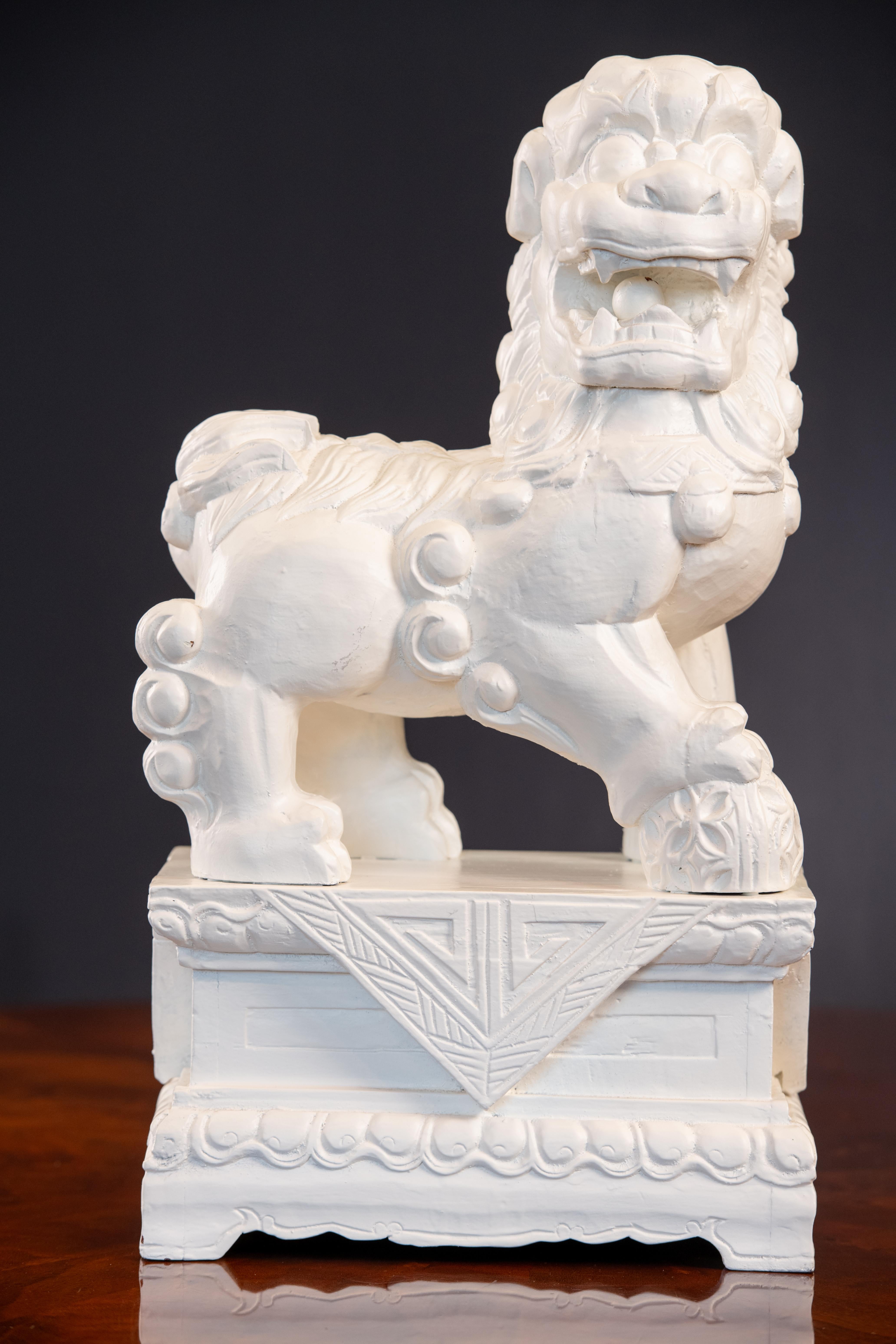 Qui in primo piano c'è una coppia di scarpe appena laccate in bianco  grandi foo dog asiatici fatti di Wood. Realizzato originariamente all'inizio del XX secolo.  I dettagli dell'intaglio geometrico alla base sono sorprendenti e la laccatura bianca