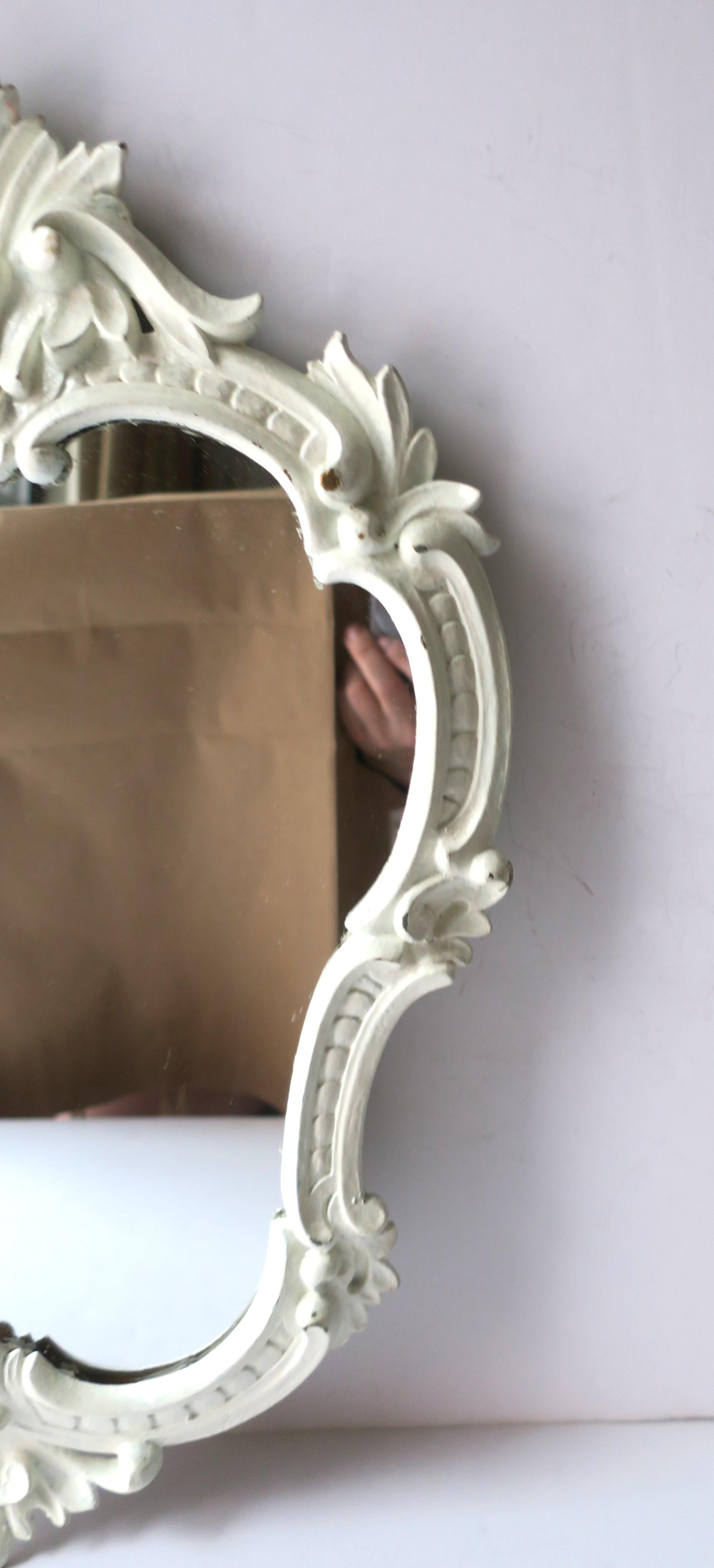 Miroir mural avec cadre blanc de style rococo en vente 4