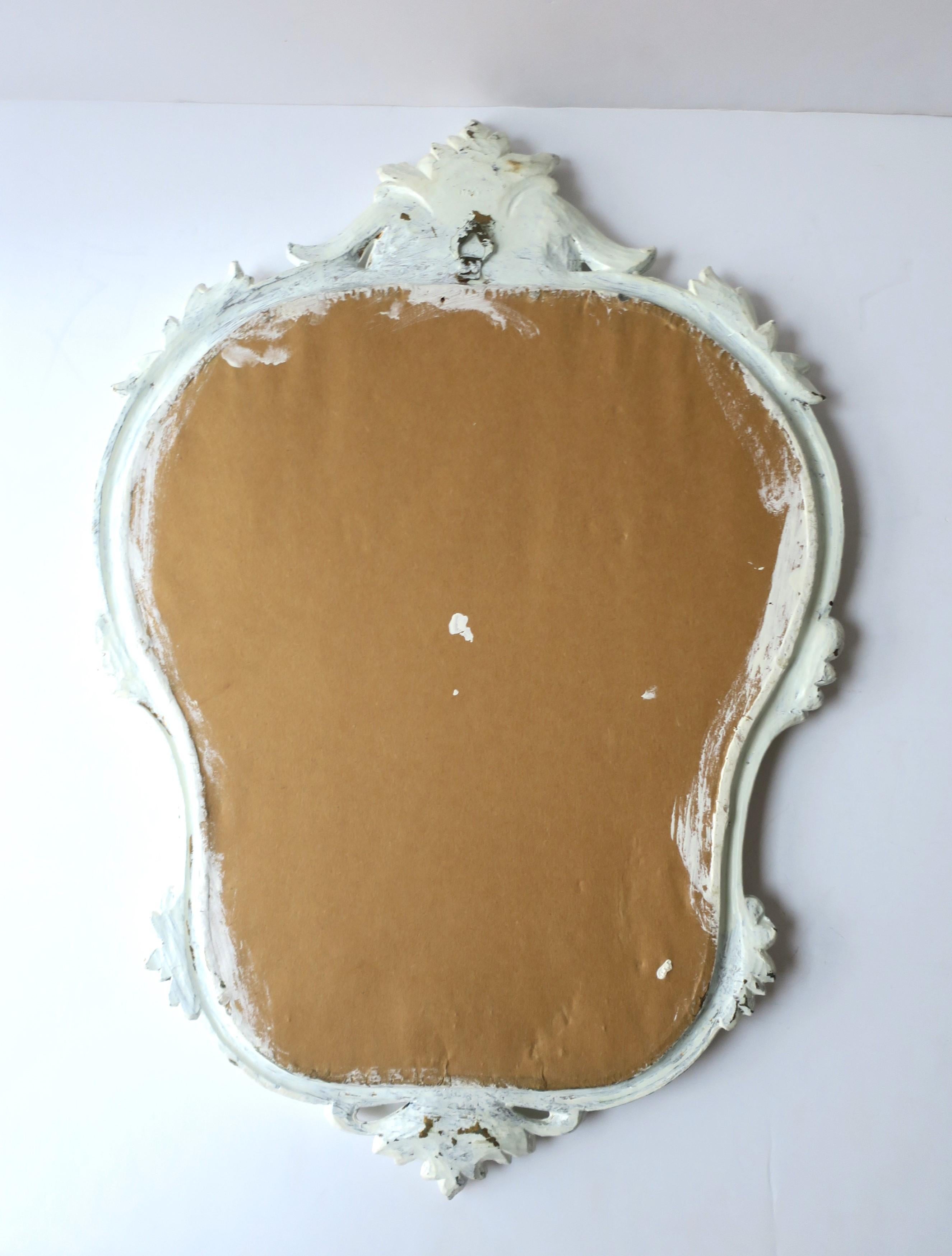 Miroir mural avec cadre blanc de style rococo en vente 5