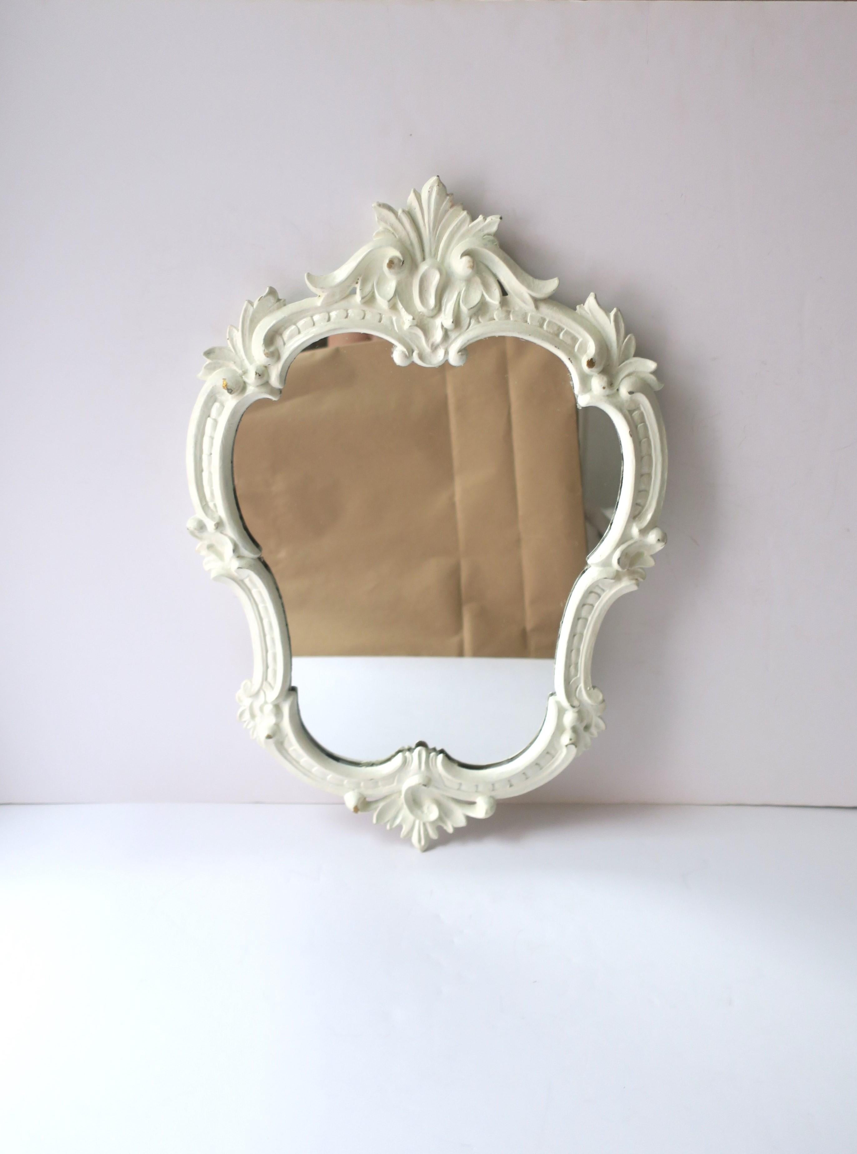 Rococo Miroir mural avec cadre blanc de style rococo en vente