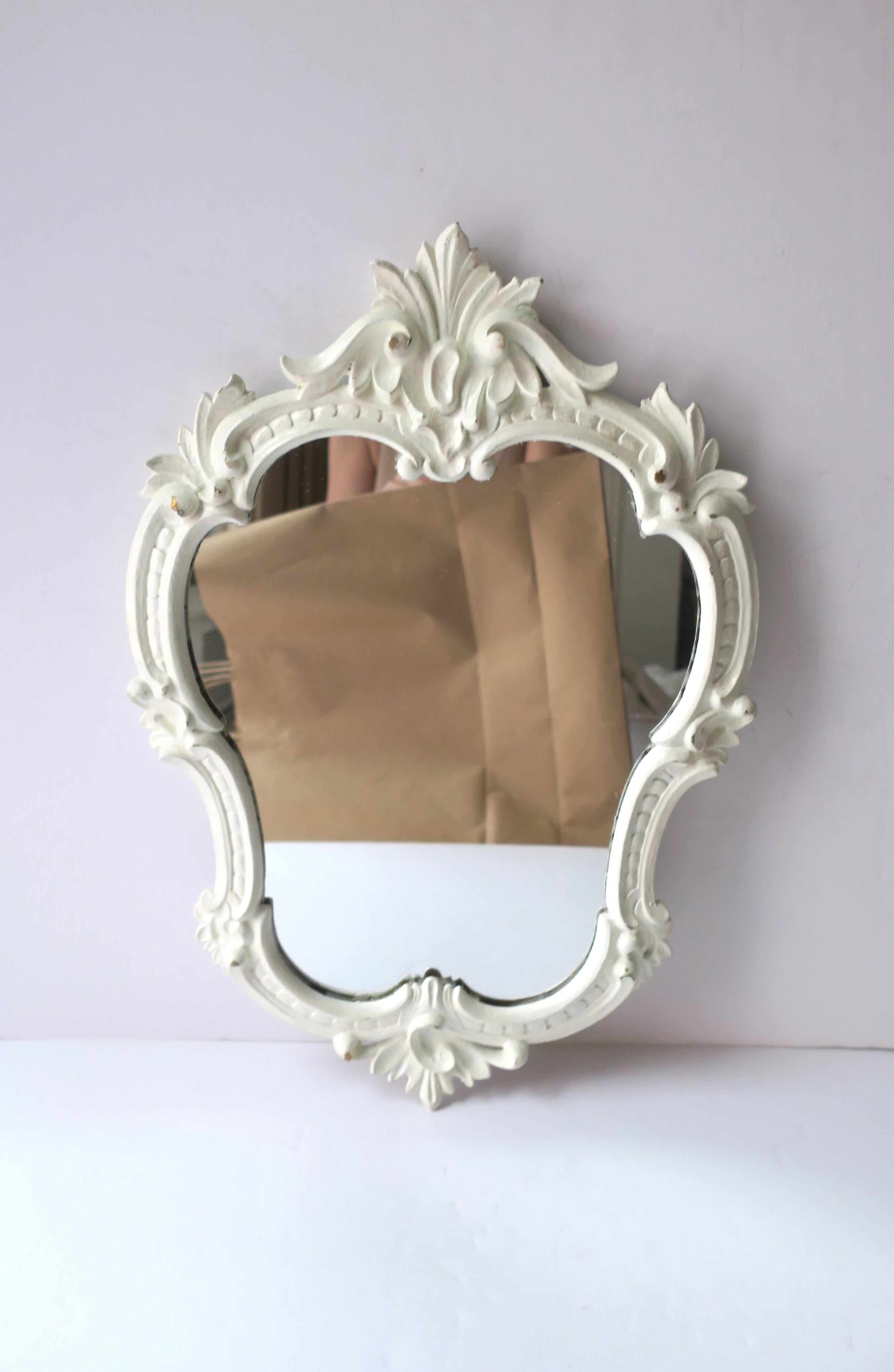 Peint Miroir mural avec cadre blanc de style rococo en vente