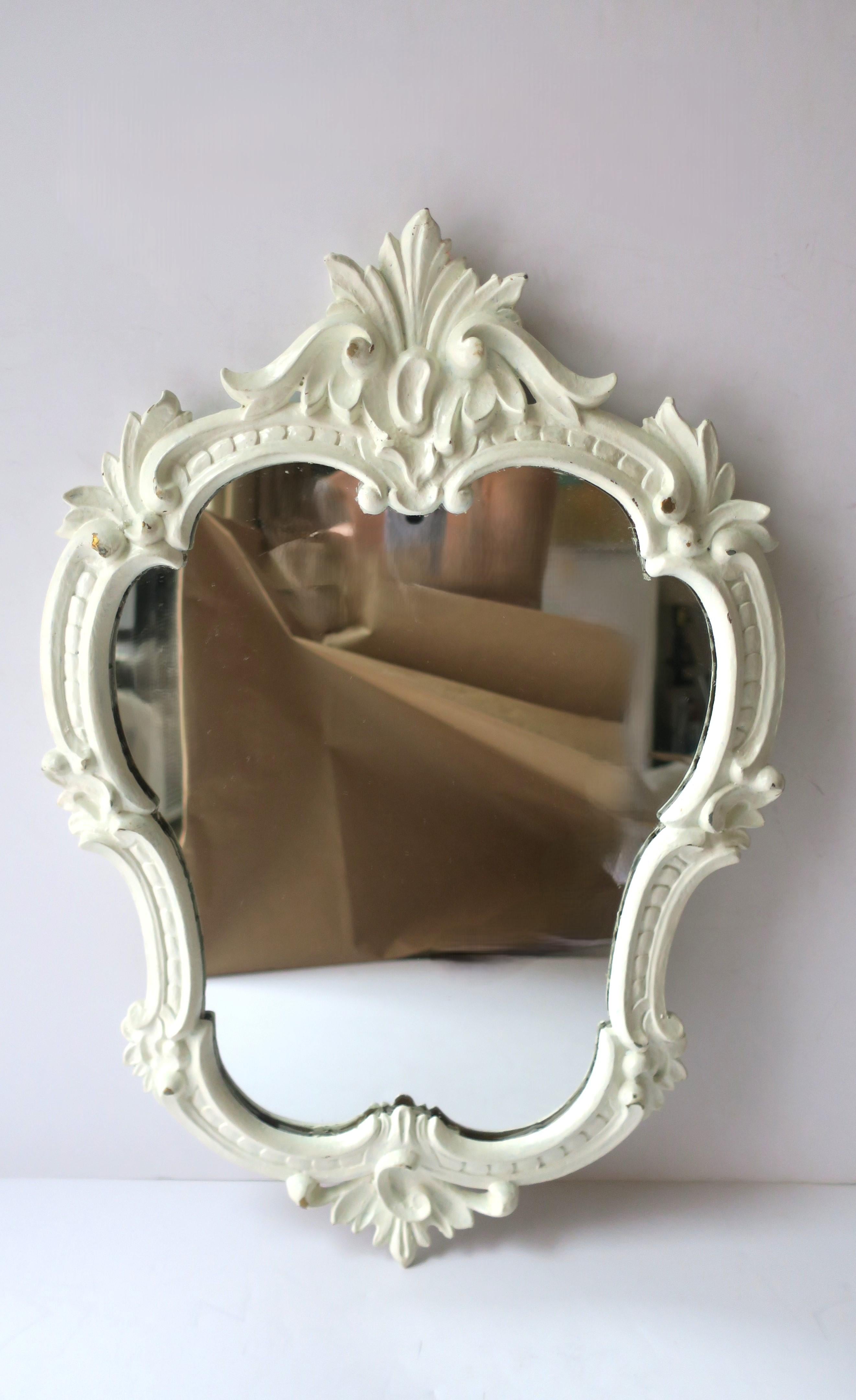 Miroir mural avec cadre blanc de style rococo Bon état - En vente à New York, NY
