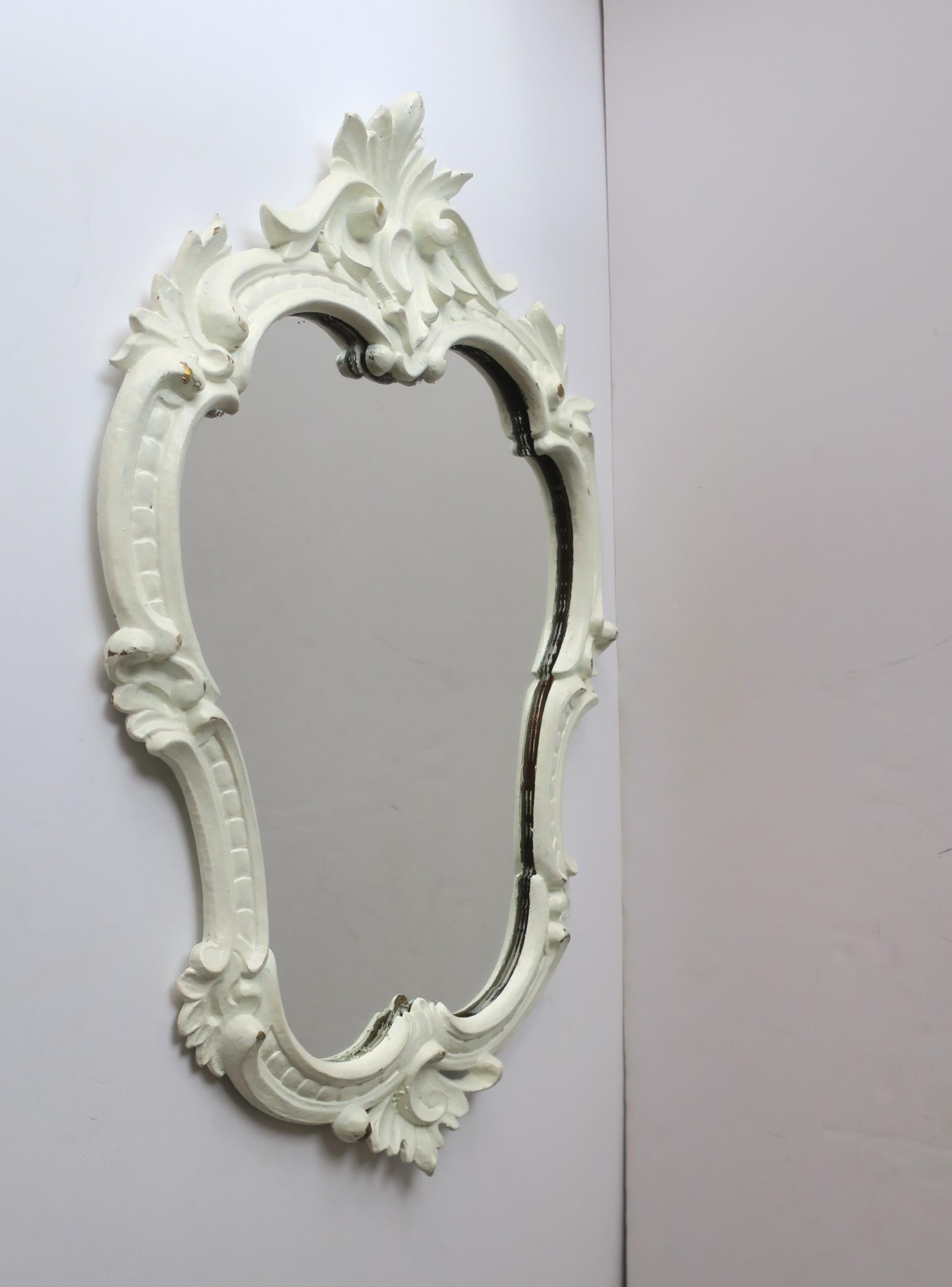 20ième siècle Miroir mural avec cadre blanc de style rococo en vente