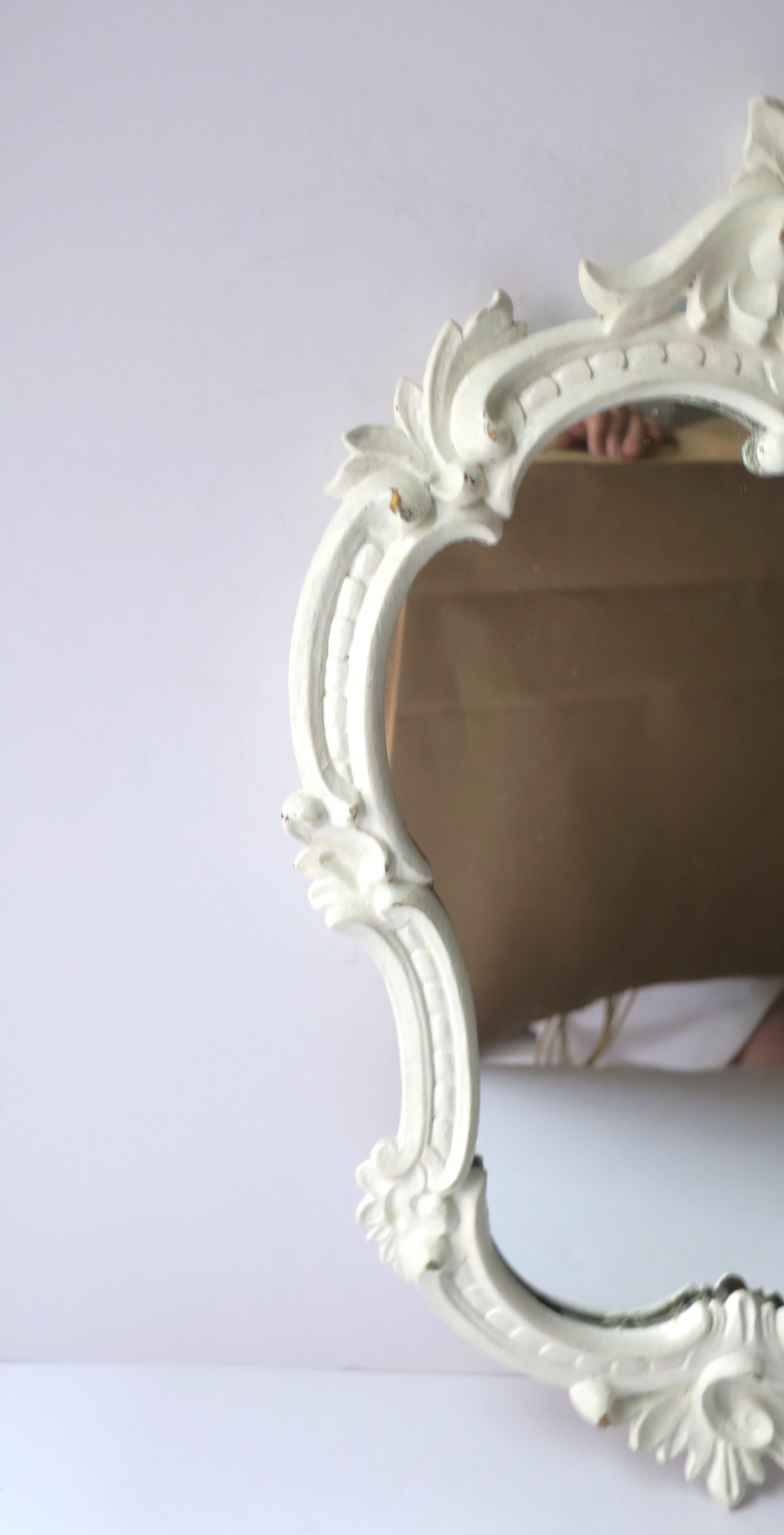 Miroir mural avec cadre blanc de style rococo en vente 1