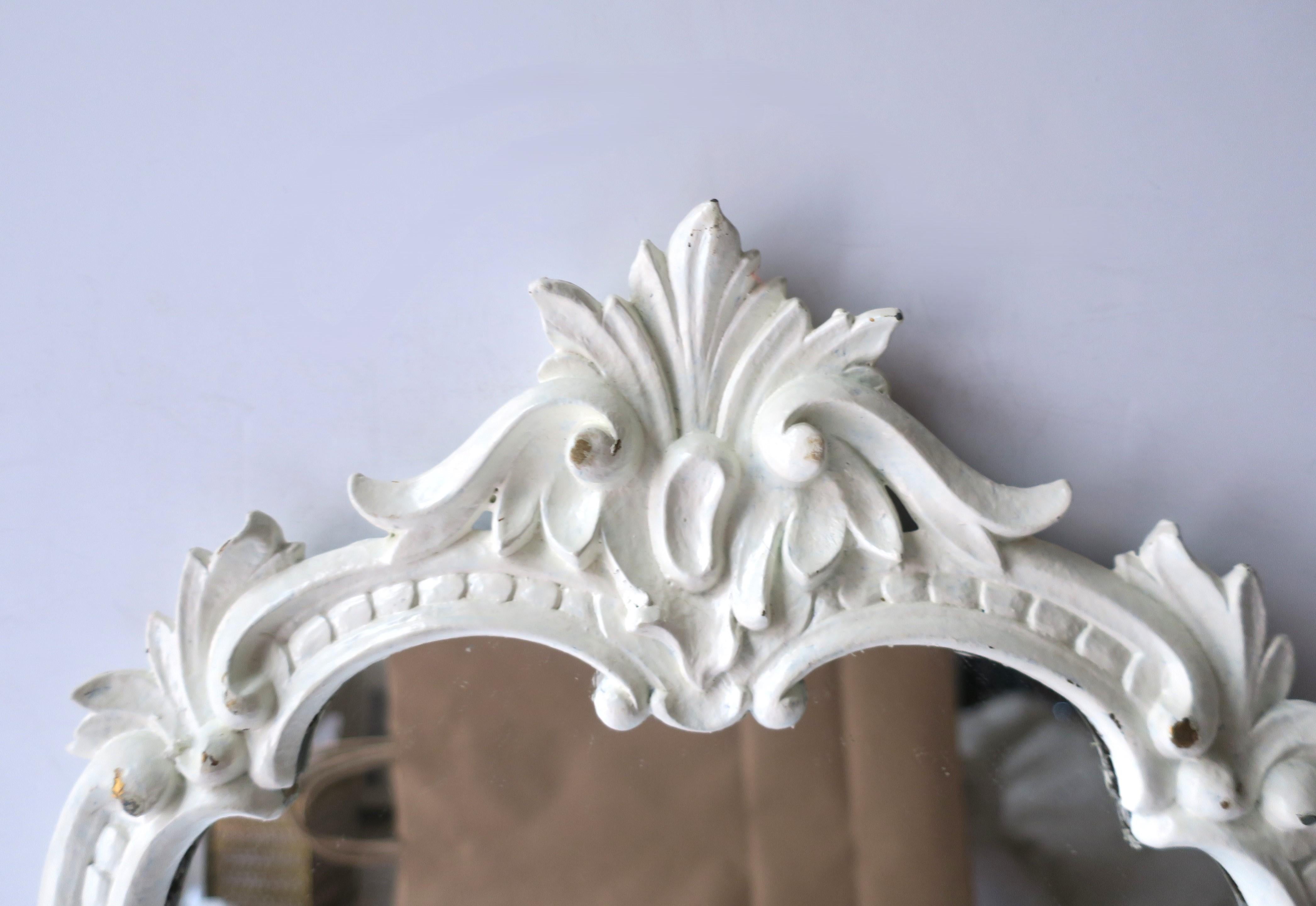 Miroir mural avec cadre blanc de style rococo en vente 2