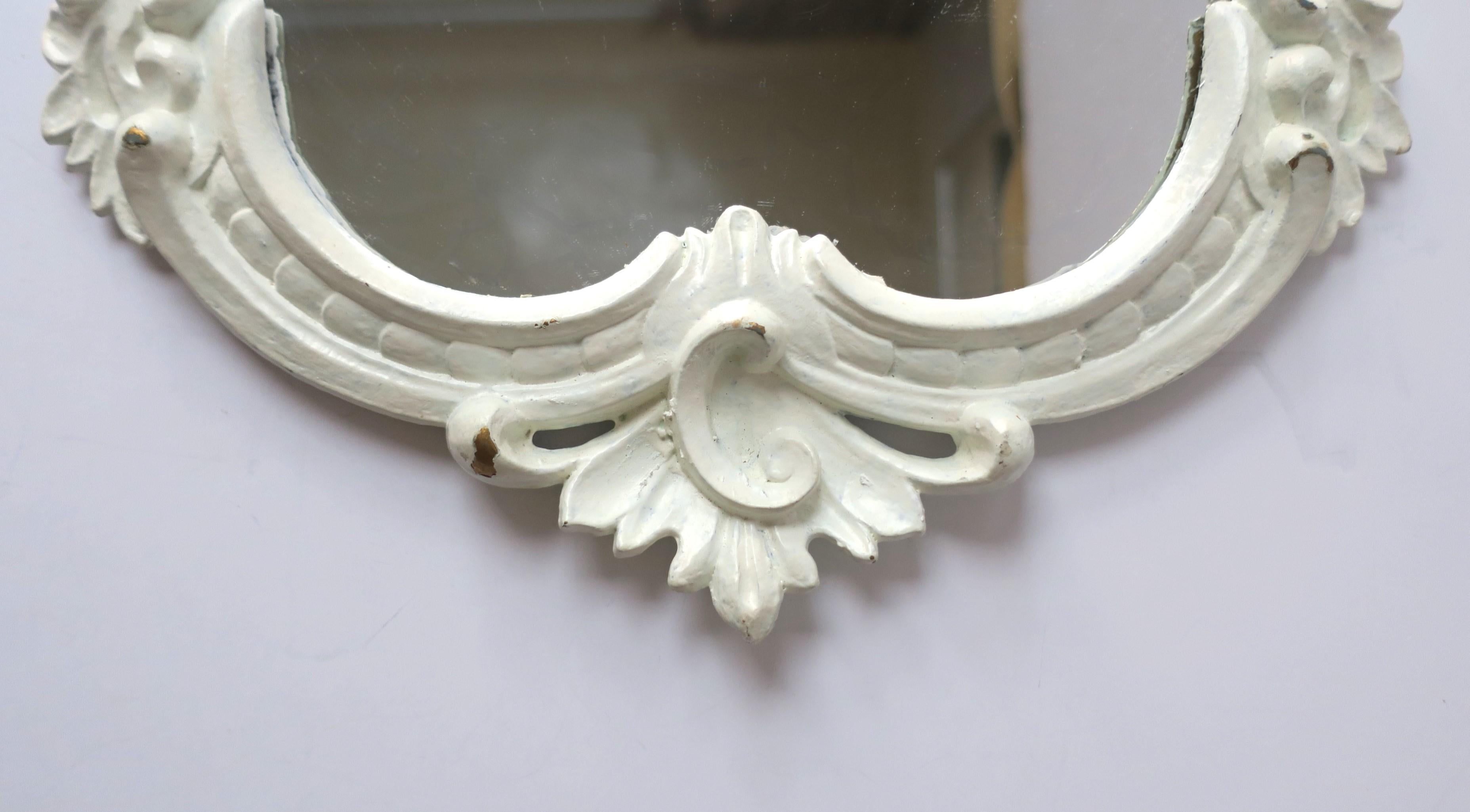 Miroir mural avec cadre blanc de style rococo en vente 3