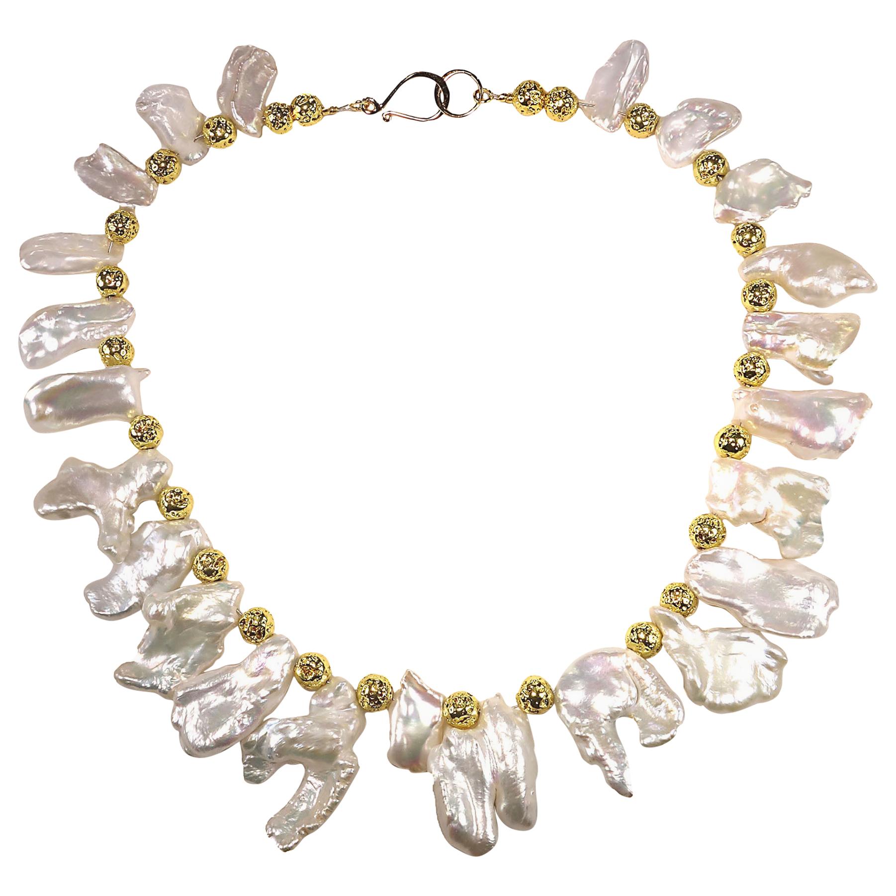 AJD 15 Zoll weiß freie Form Barock Perlen Gold Akzente Halsband     Tolles Geschenk!! im Zustand „Neu“ im Angebot in Raleigh, NC