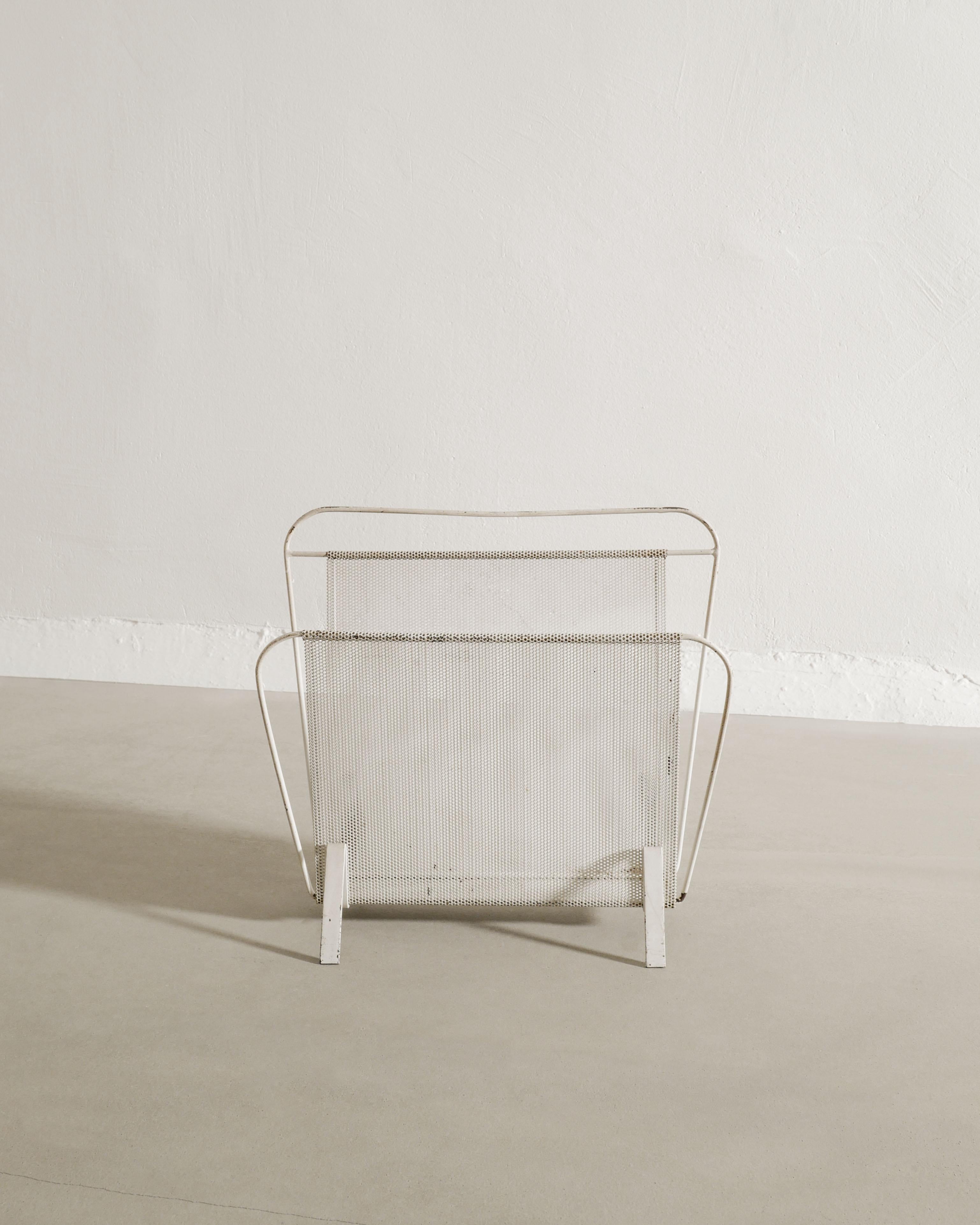 Mid-Century moderno Portariviste francese bianco di metà secolo di Mathieu Matégot per A. Simon, 1950 in vendita