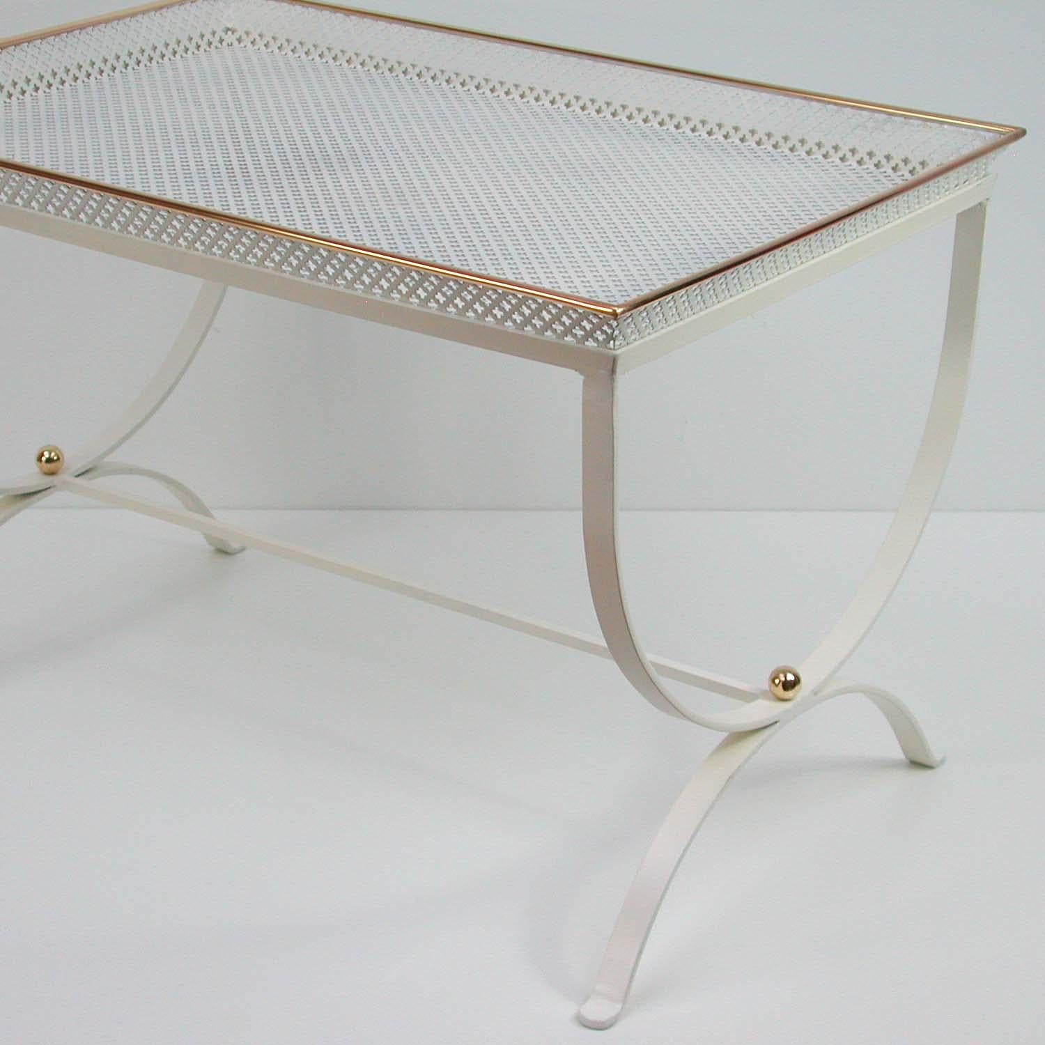 Cette table d'appoint 