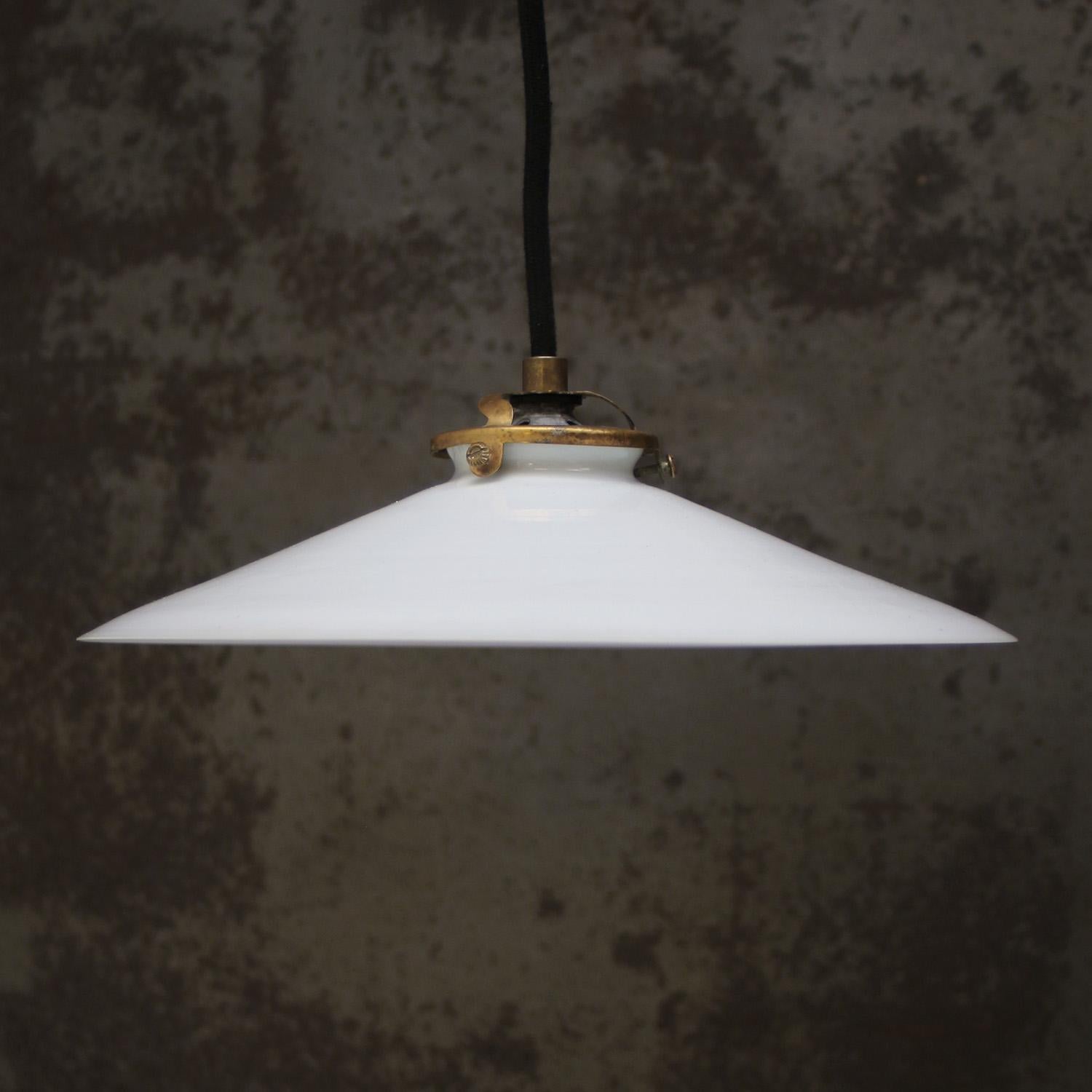 Lampada a sospensione francese in vetro opalino bianco con top in ottone.
Paralumi in vetro lavorati a mano

Peso: 0,30 kg / 0,7 lb

Prezzo per singolo articolo. Tutte le lampade sono state rese idonee dagli standard internazionali per le lampadine