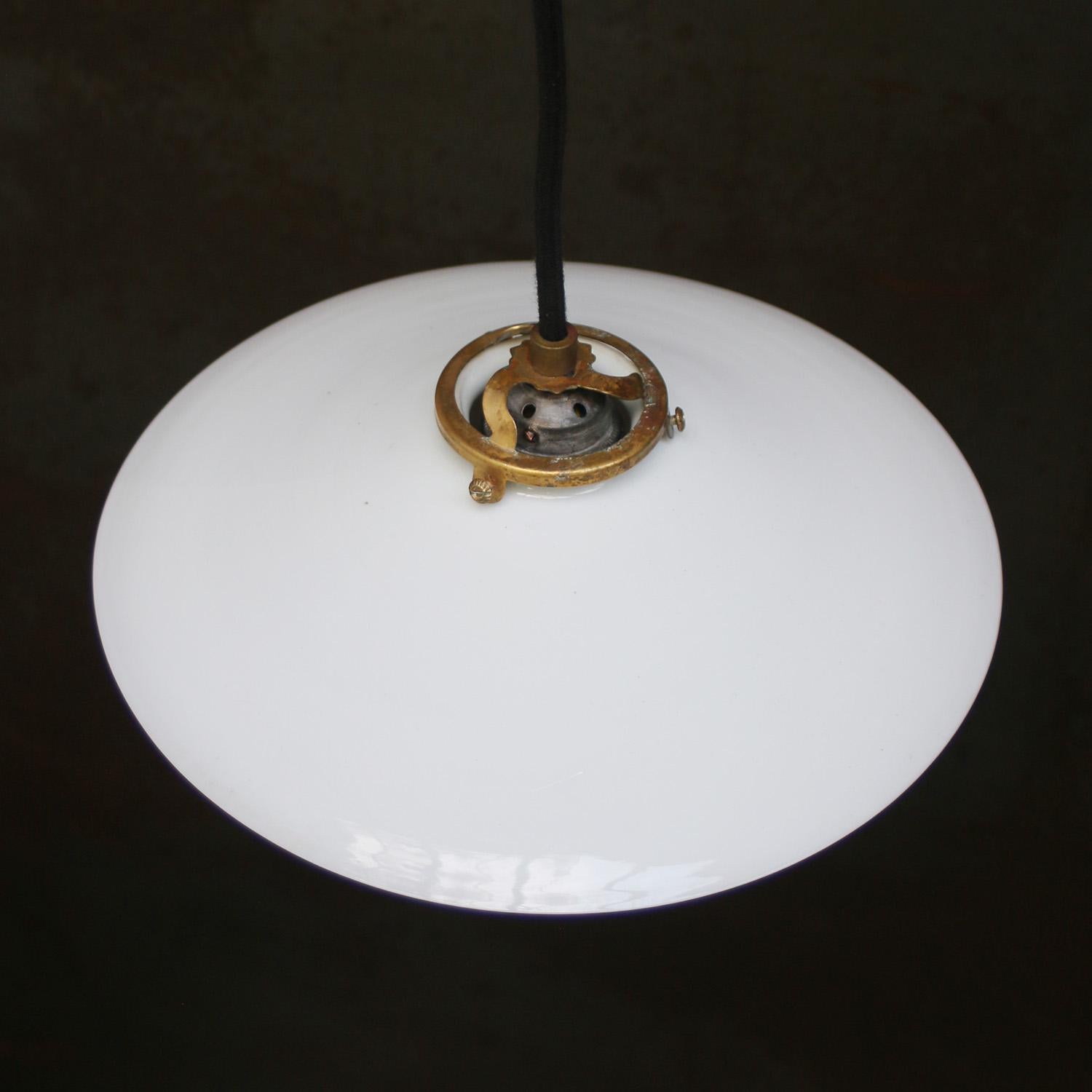 Mid-Century moderno Luci a sospensione in ottone in vetro opalino francese bianco in vendita