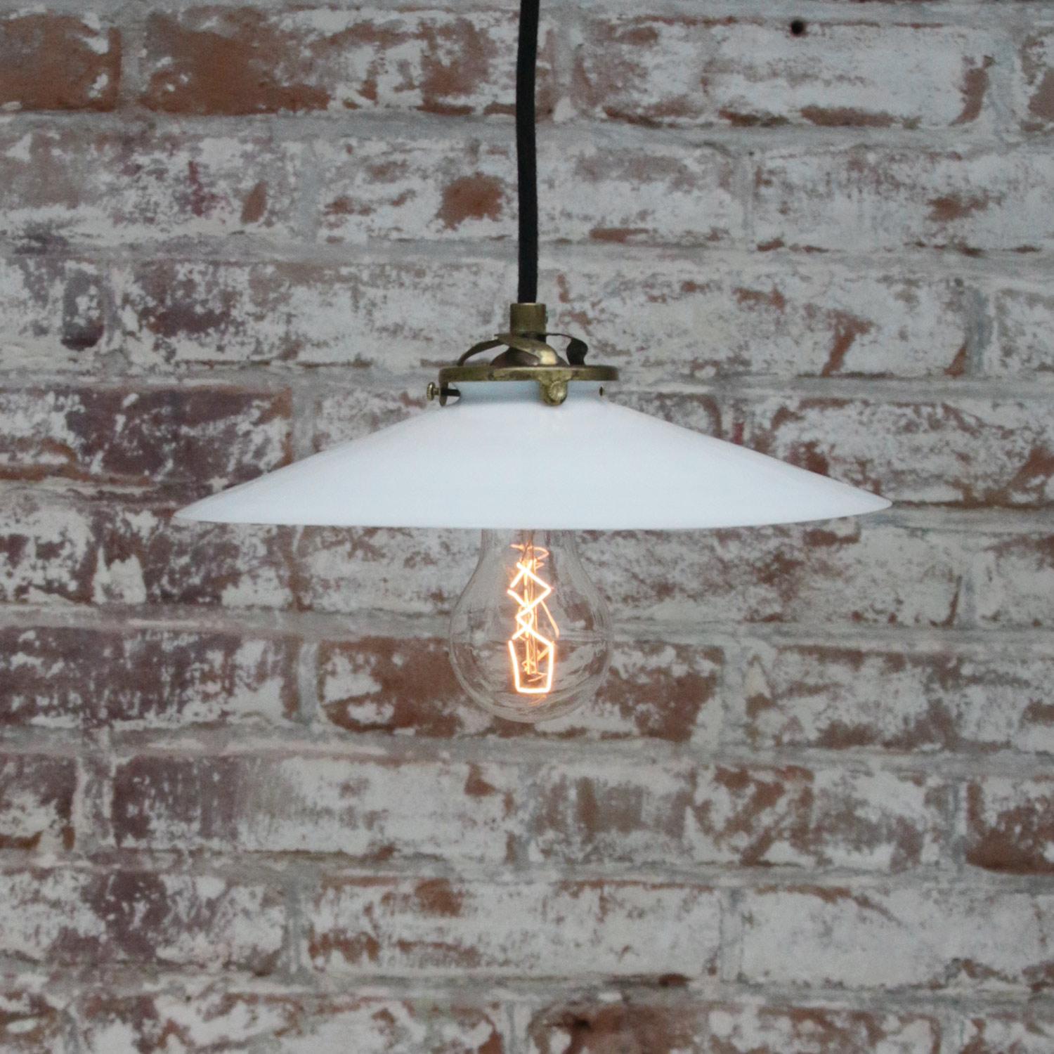 XX secolo Luci a sospensione in ottone in vetro opalino francese bianco in vendita