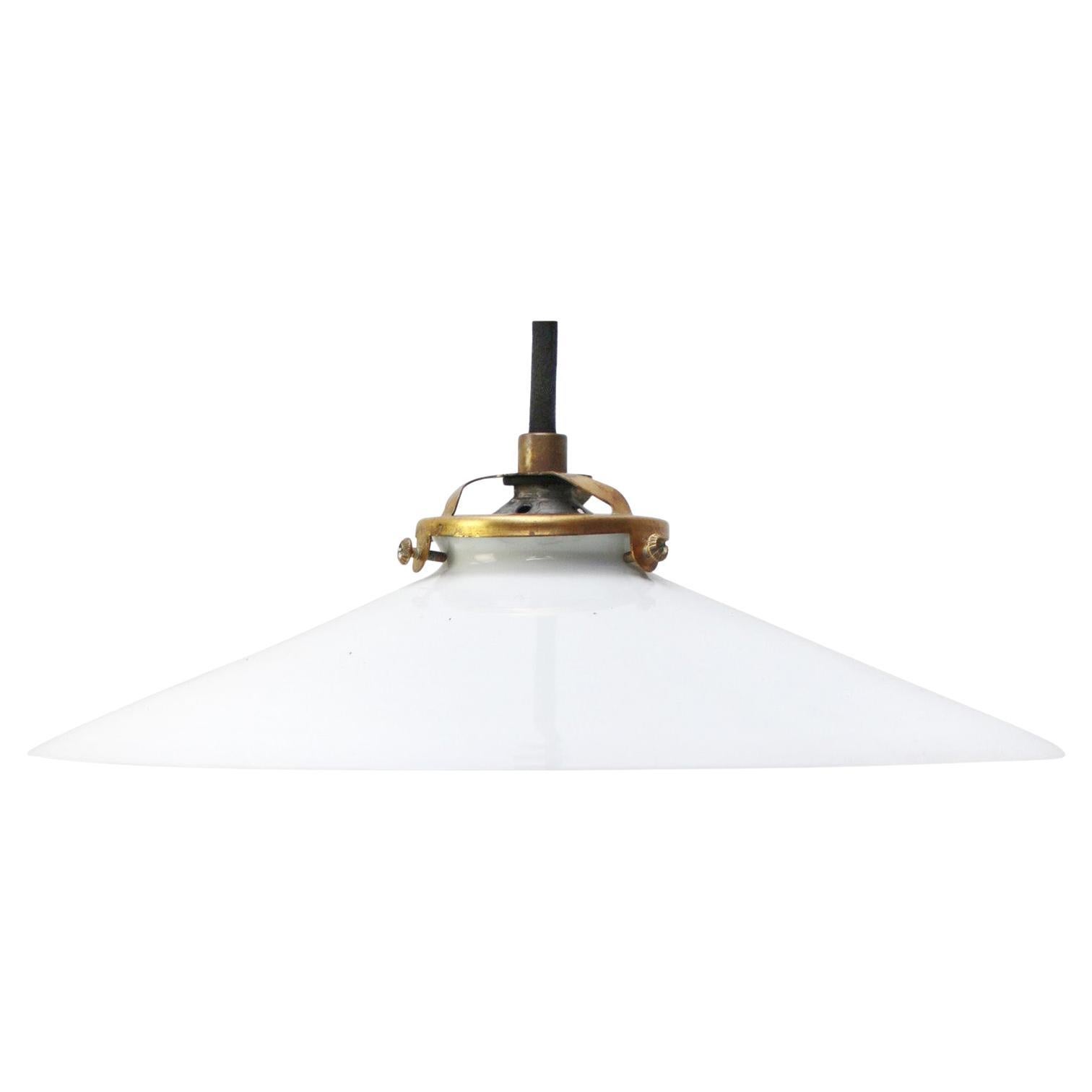 Luci a sospensione in ottone in vetro opalino francese bianco in vendita