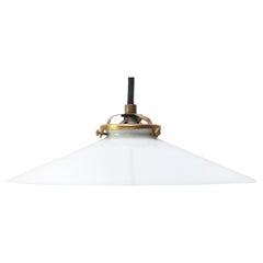 Luci a sospensione in ottone in vetro opalino francese bianco