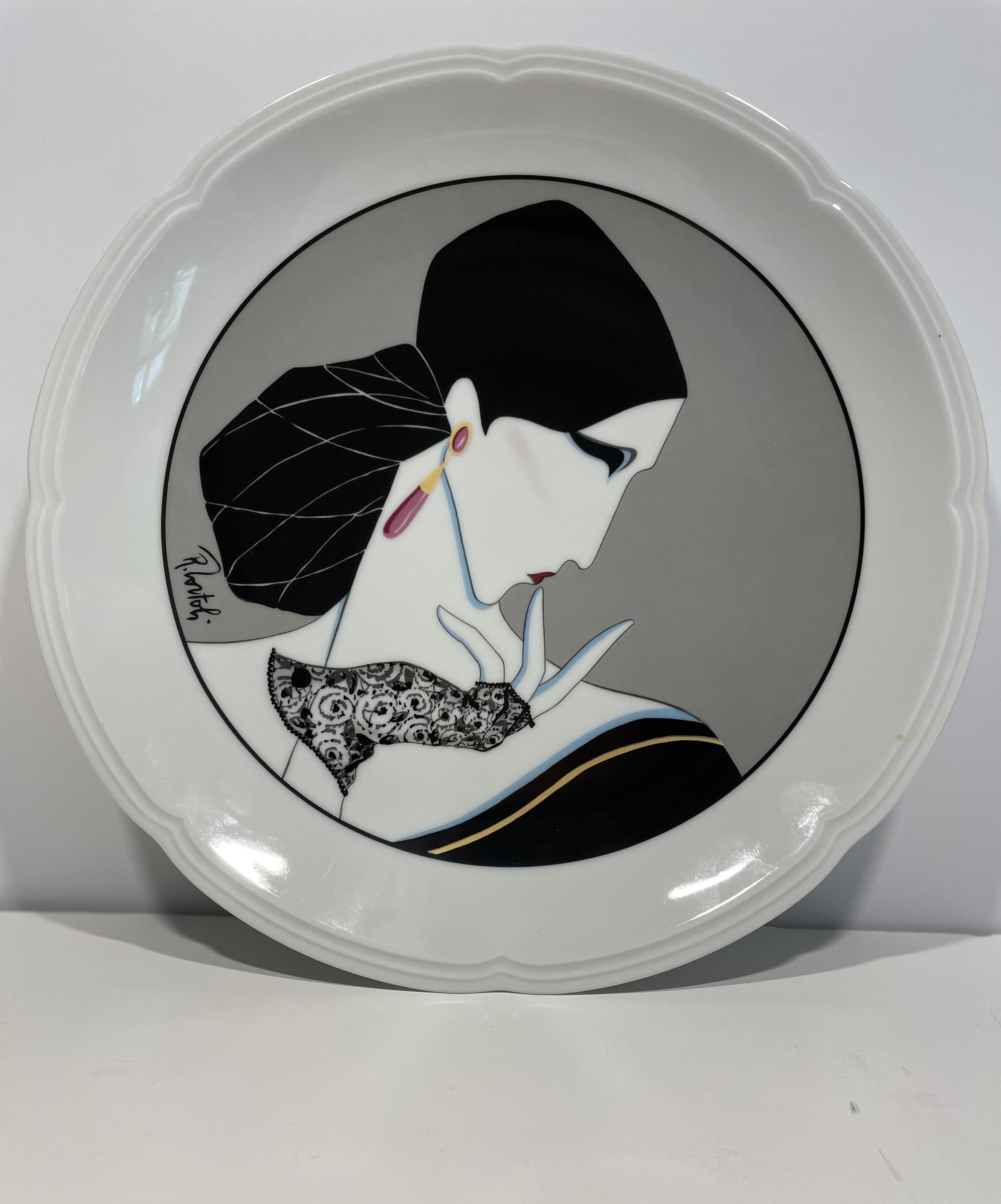 Cet ensemble de quatre assiettes à dîner ou à dessert Art déco est caractéristique. Cet ensemble est d'une sophistication et d'une élégance moderne ! Il est peu probable que vous les voyiez aller et venir. 

Ils sont finement réalisés en porcelaine