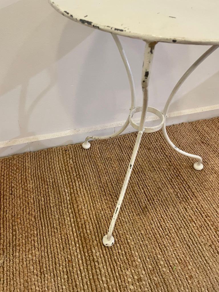 table de nuit en fer français avec belle patine d'origine peinte en blanc provenant d'un bistrot français. Très bien fait, solide, robuste, stable, structurellement sain.
Aussi chaleureuse et attrayante que fonctionnelle, elle a la taille et les