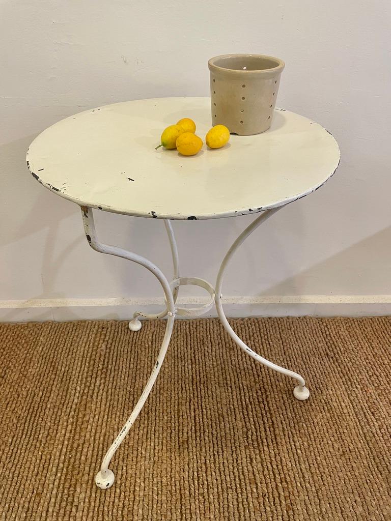 20ième siècle Table de nuit française en fer blanc du milieu du 20e siècle en vente