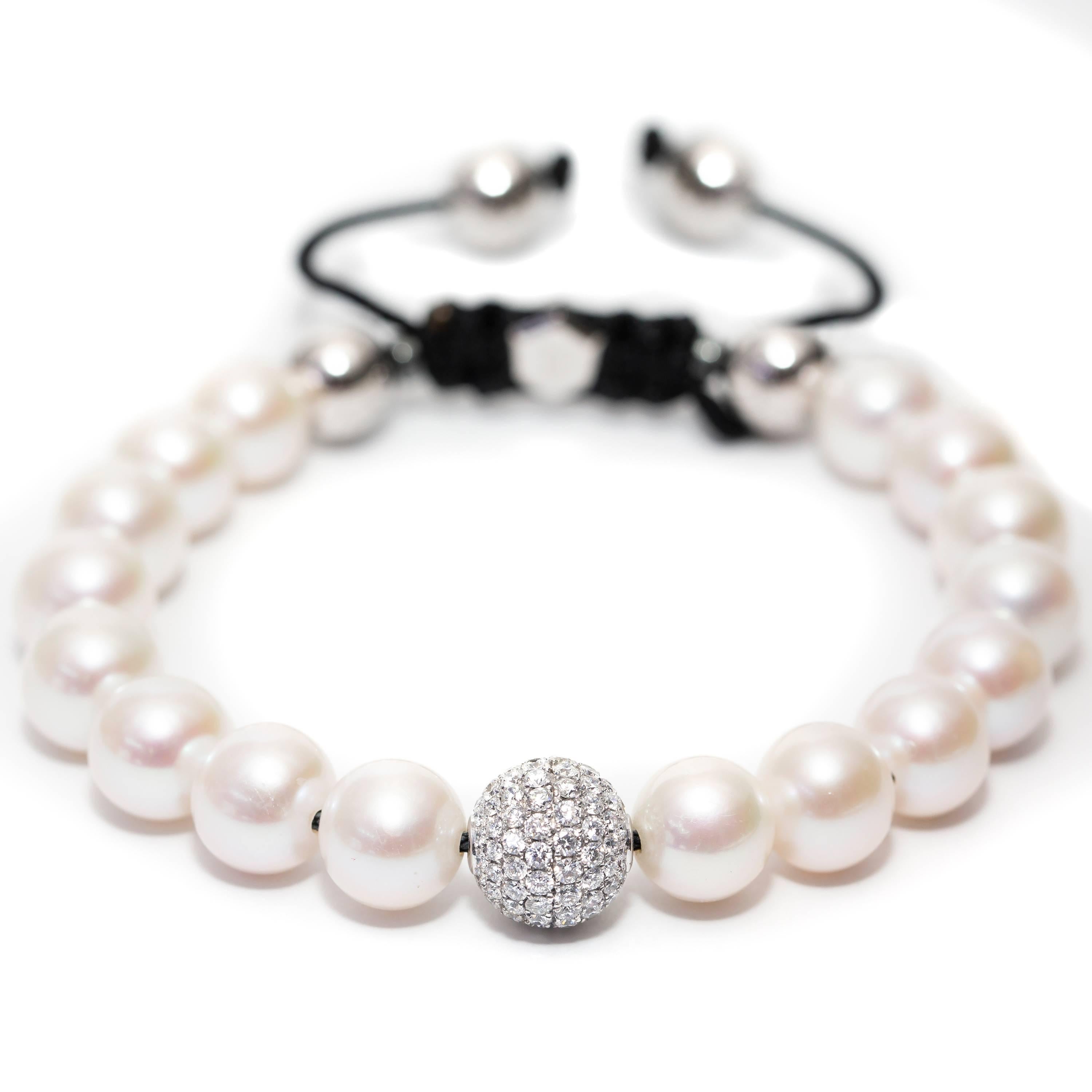 Moderne Bracelet en or blanc 18 carats avec perles d'eau douce blanches et diamants de 1,80 carat sertis en pavé  en vente