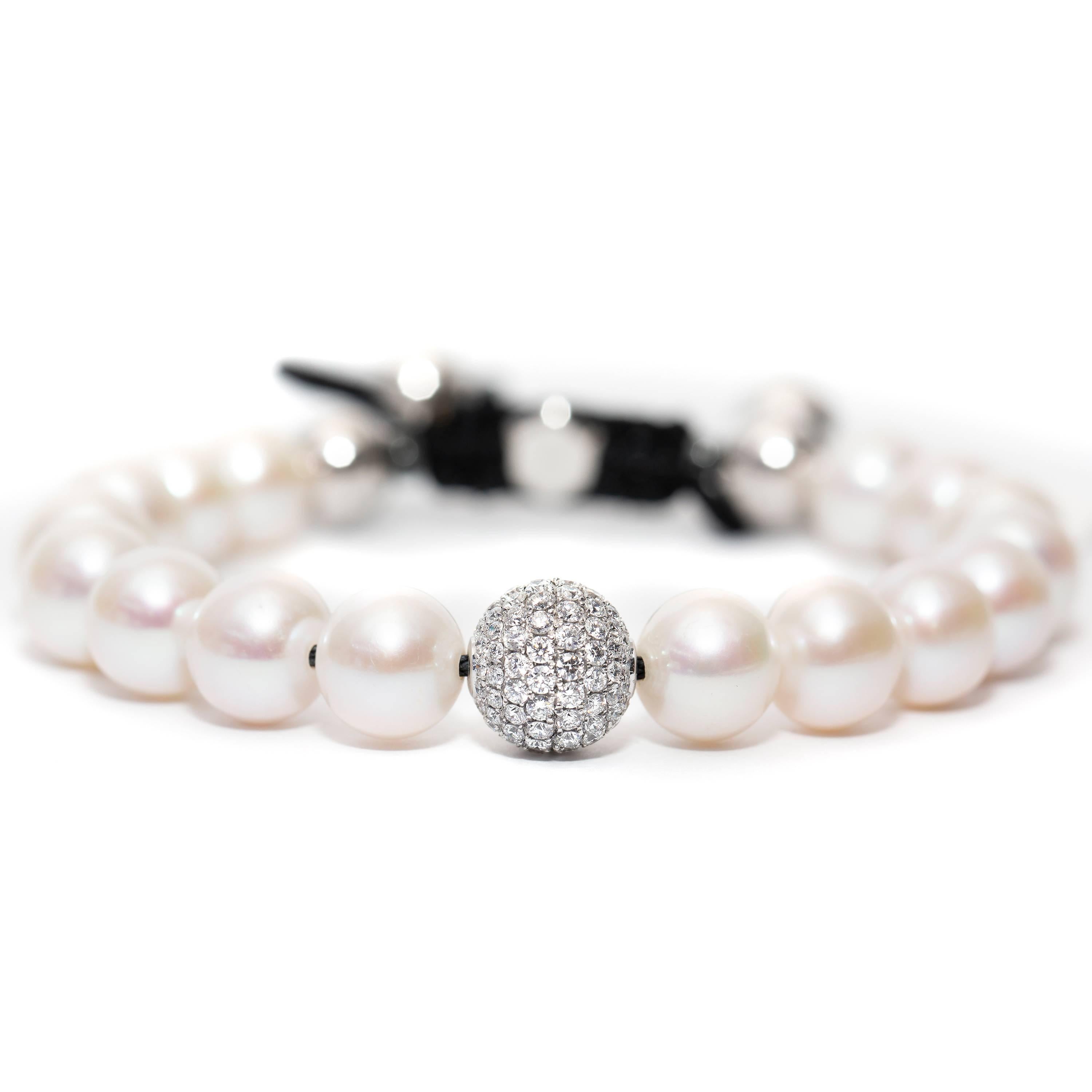 Taille ronde Bracelet en or blanc 18 carats avec perles d'eau douce blanches et diamants de 1,80 carat sertis en pavé  en vente