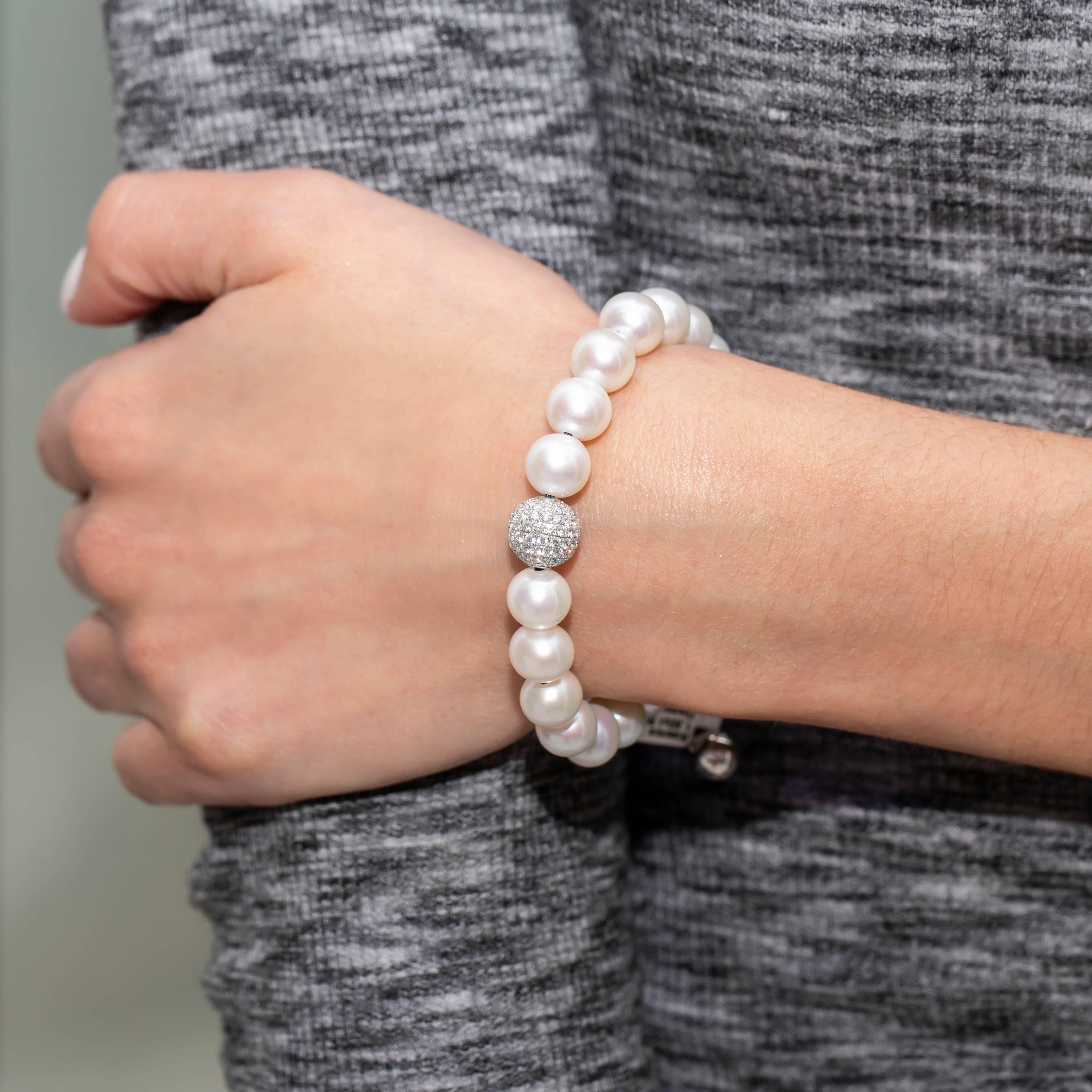 Bracelet en or blanc 18 carats avec perles d'eau douce blanches et diamants de 1,80 carat sertis en pavé  Pour femmes en vente