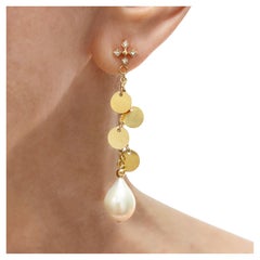 Boucles d'oreilles Paradizia en perles d'eau douce blanches avec disques d'or et diamants 18k