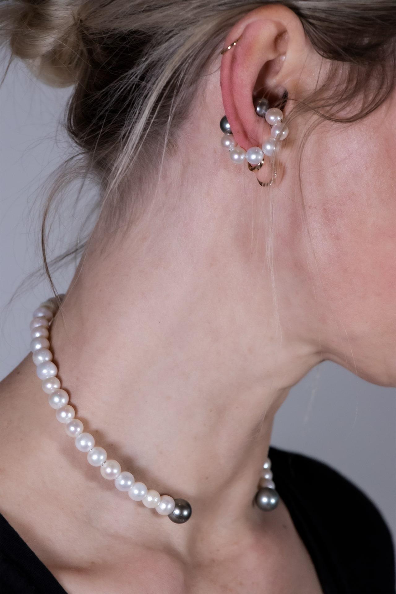 This ear cuff is made of 5 mm white freshwater pearls and two 9mm Tahiti pearls. 
It is 