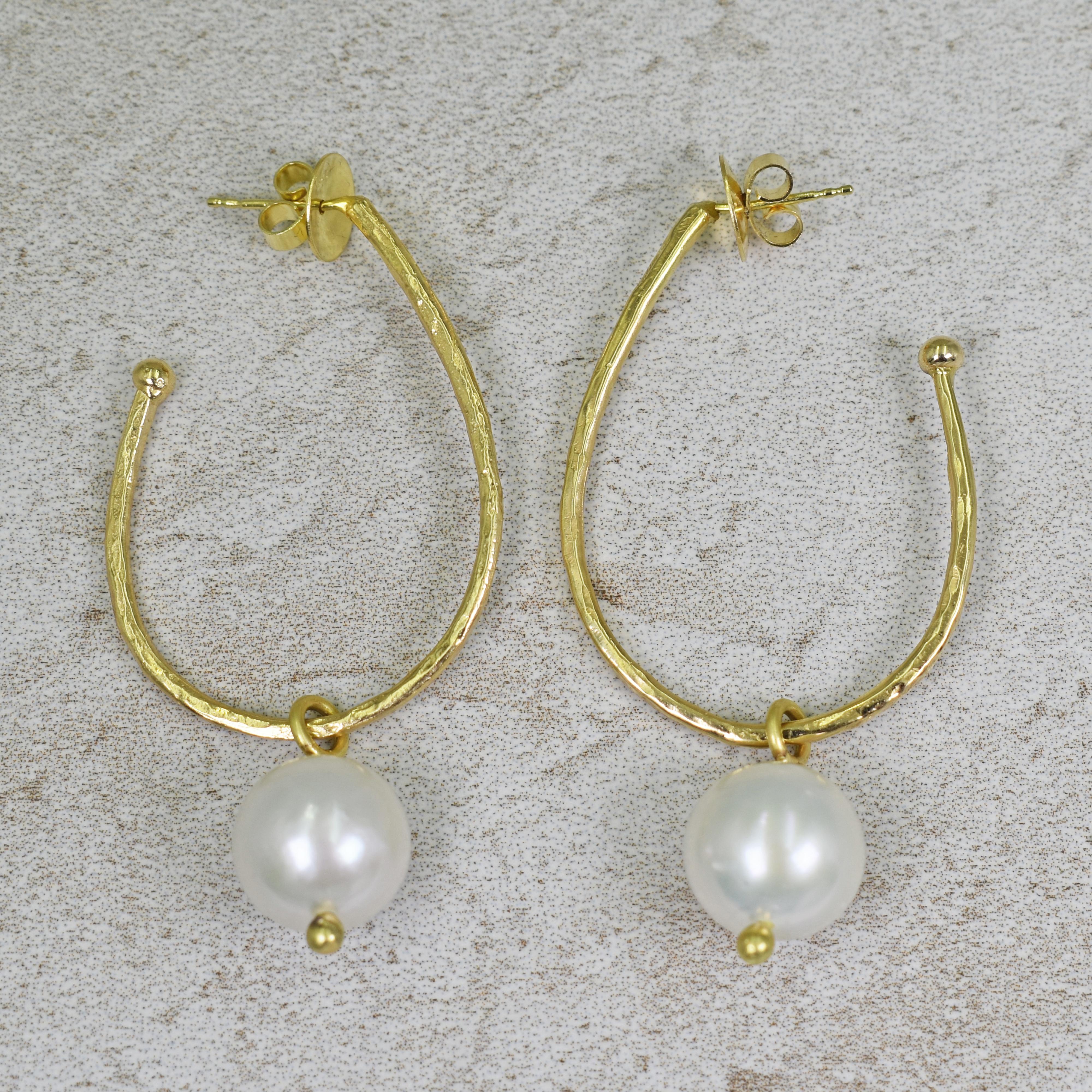 Contemporary White Freshwater Pearl Charm Hammered 18 Karat Gold Stud Hoop Earrings For Sale