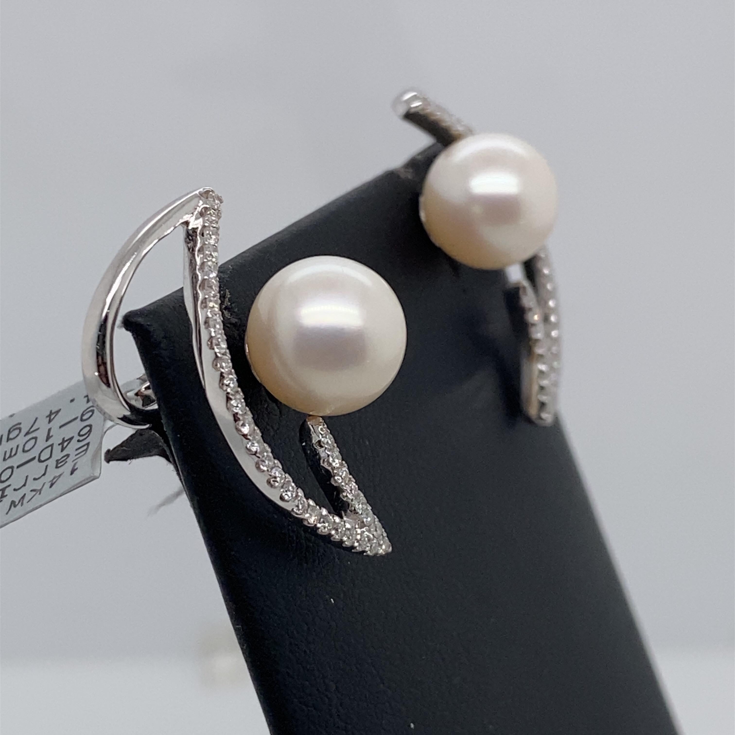 Taglio rotondo HARBOR Diamonds Orecchini di perle d'acqua dolce bianche con diamanti 0,36 carati in vendita