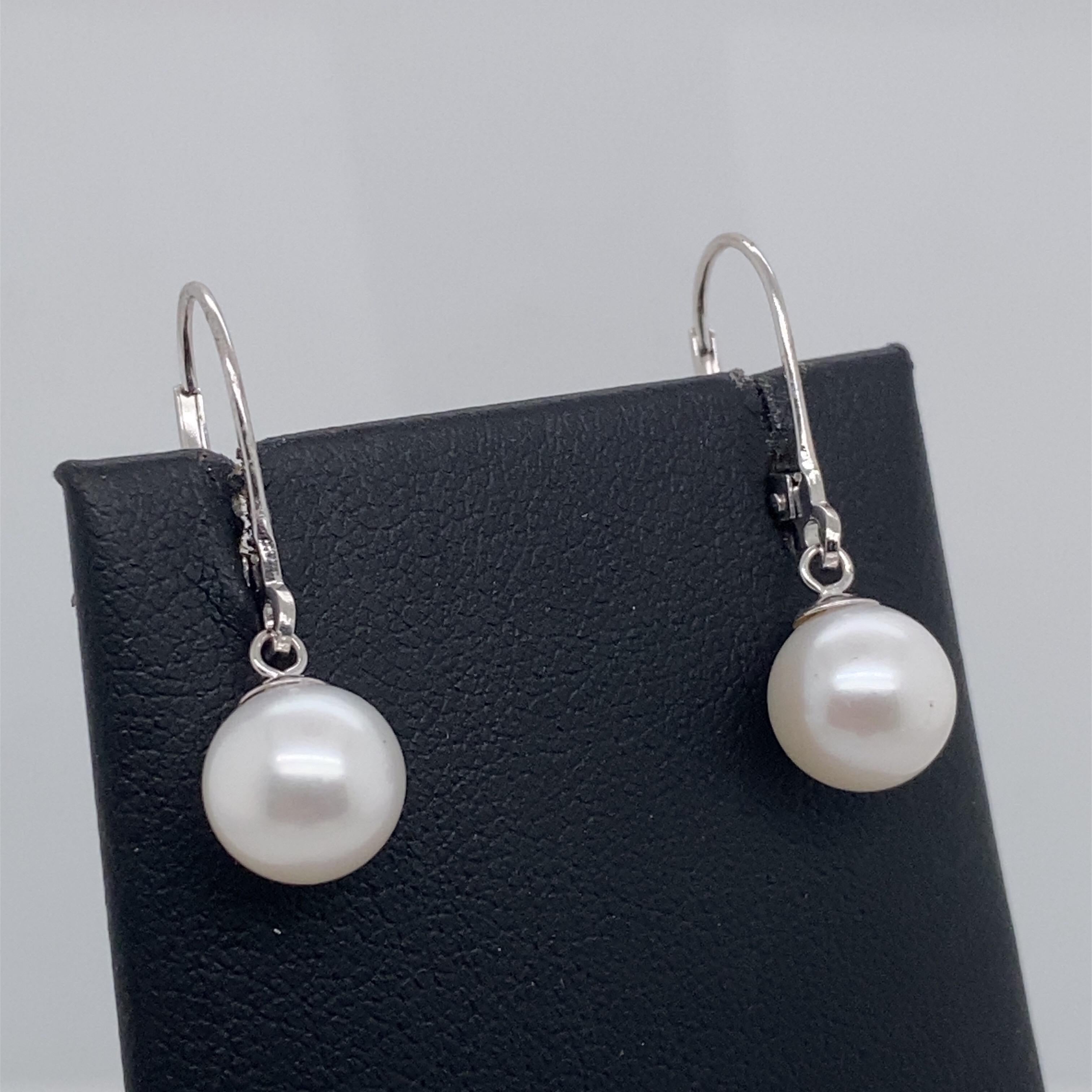 Un bonito par de perlas blancas Freshwater de 8,5-9 mm elaboradas en oro blanco de 14k.
También disponible en oro amarillo 