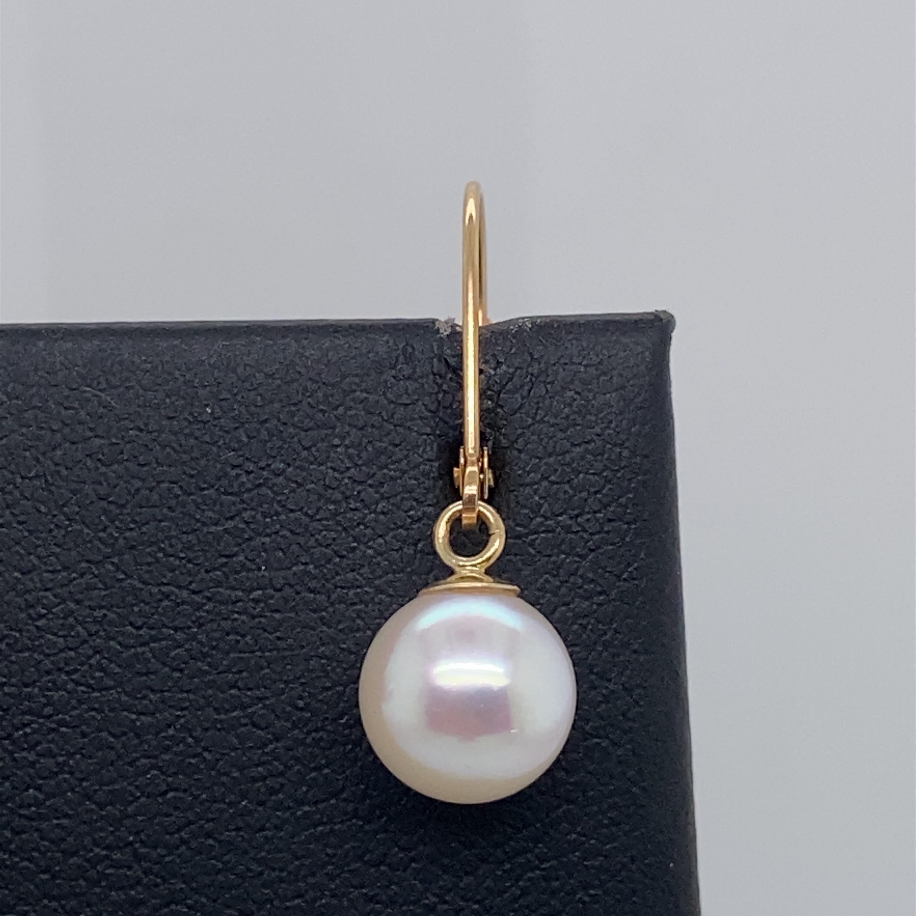 Une jolie paire de perles blanches d'eau douce mesurant 8,5-9 mm, façonnée en or jaune 14k.
Également disponible en or blanc 