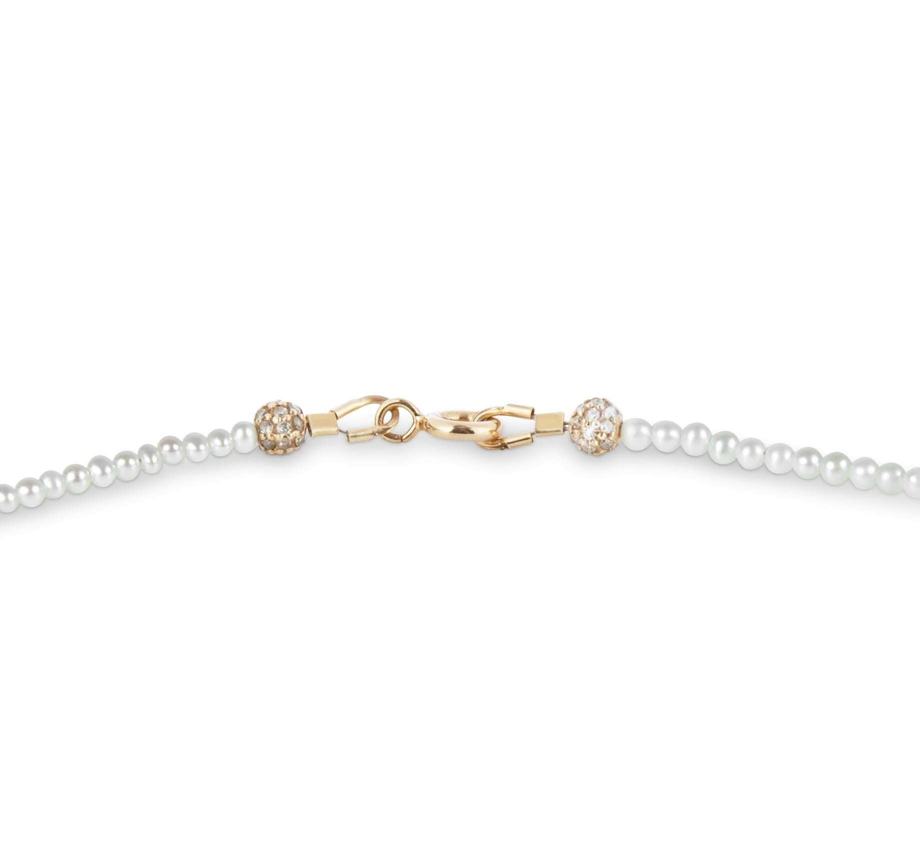 Questa delicata collana di perle d'acqua dolce è realizzata con perle d'acqua dolce di qualità AAA+ con una splendida lucentezza. 
Ha una chiusura in oro giallo 14 carati e due ulteriori perline tempestate di diamanti 14 carati per un tocco di
