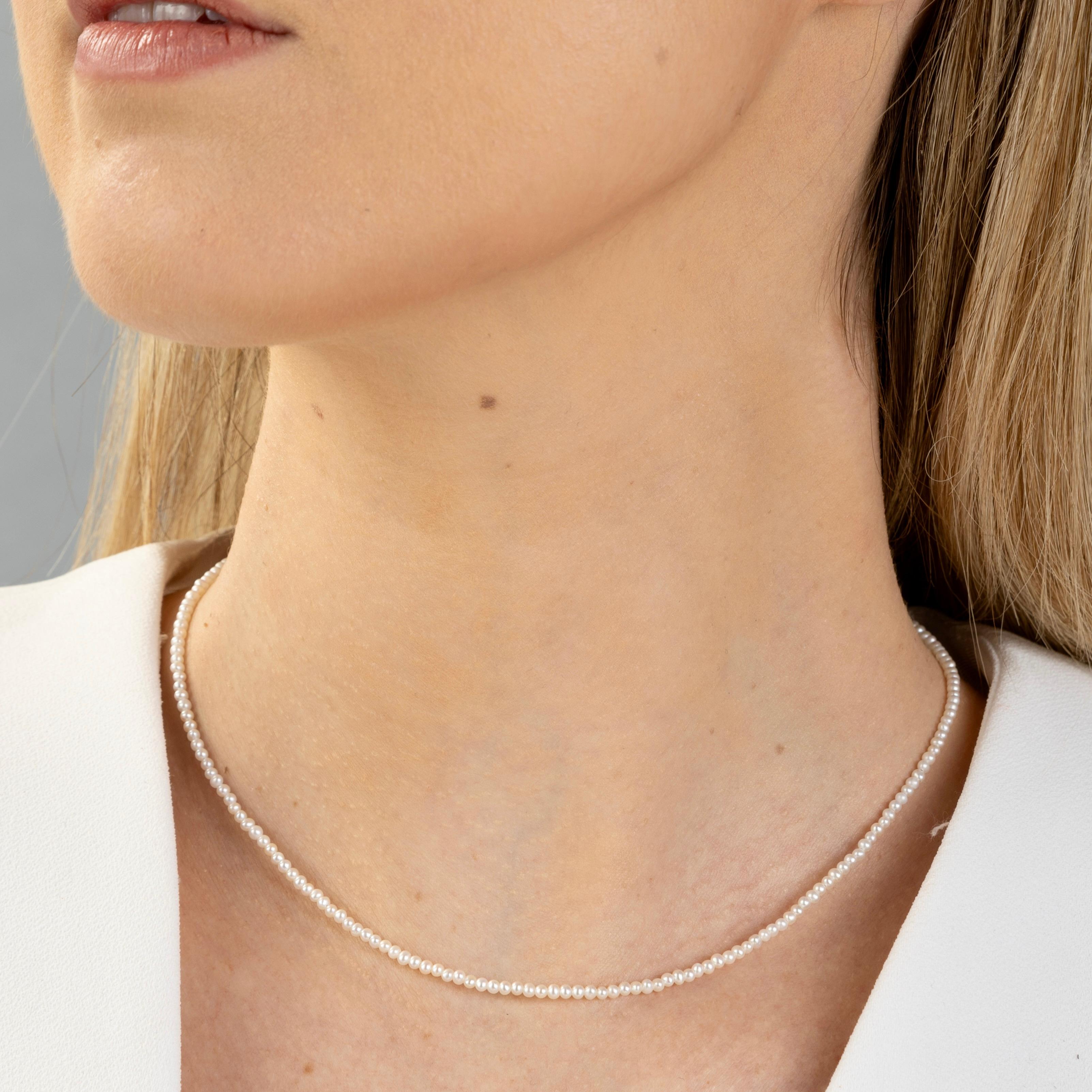 Perlina Collana di perle d'acqua dolce bianche con chiusura a 14k e perline tempestate di diamanti in vendita
