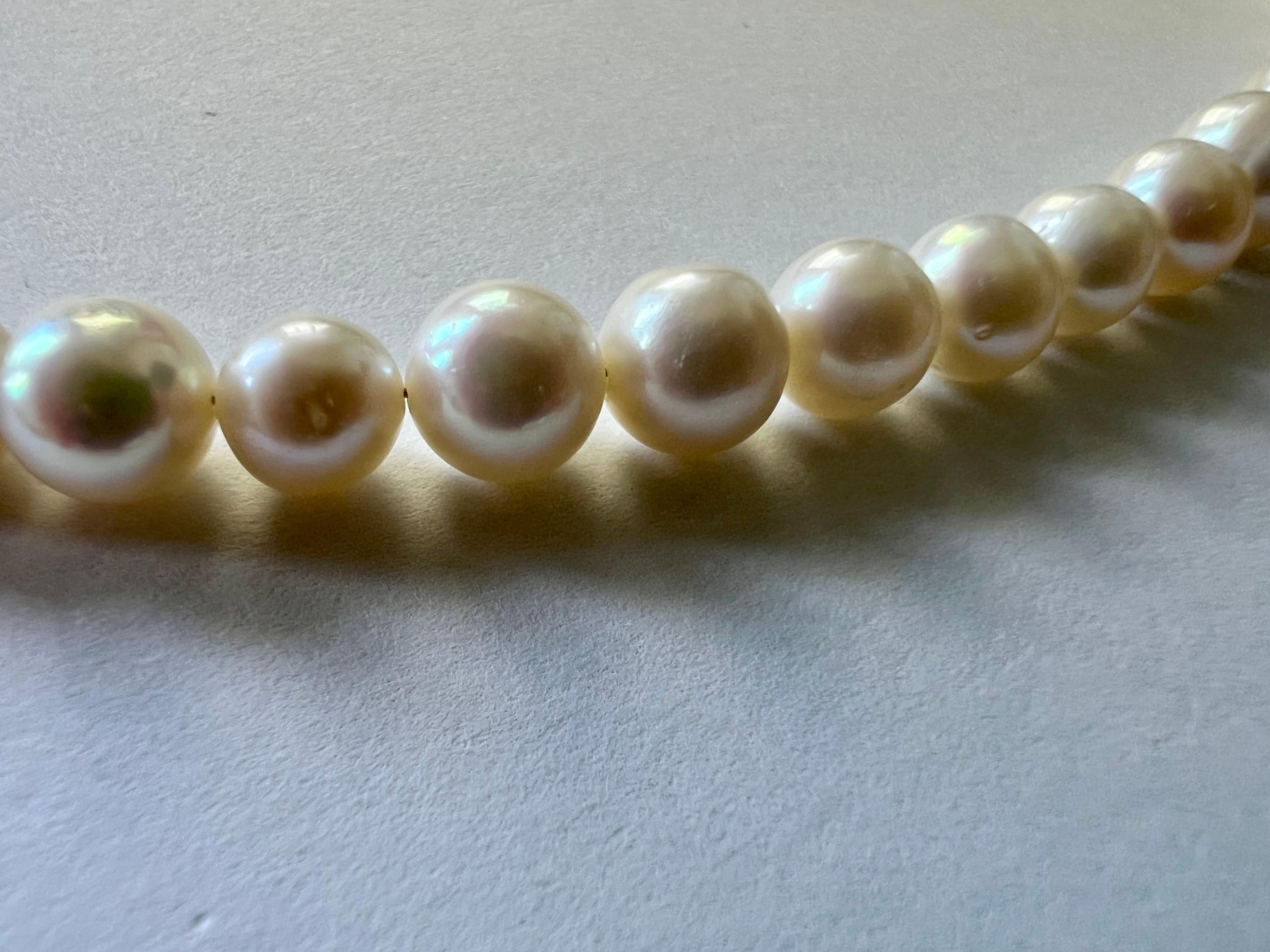 White Freshwater Pearl Necklace with Diamond Encrusted 14k YG closure In New Condition For Sale In Boostedt, SH