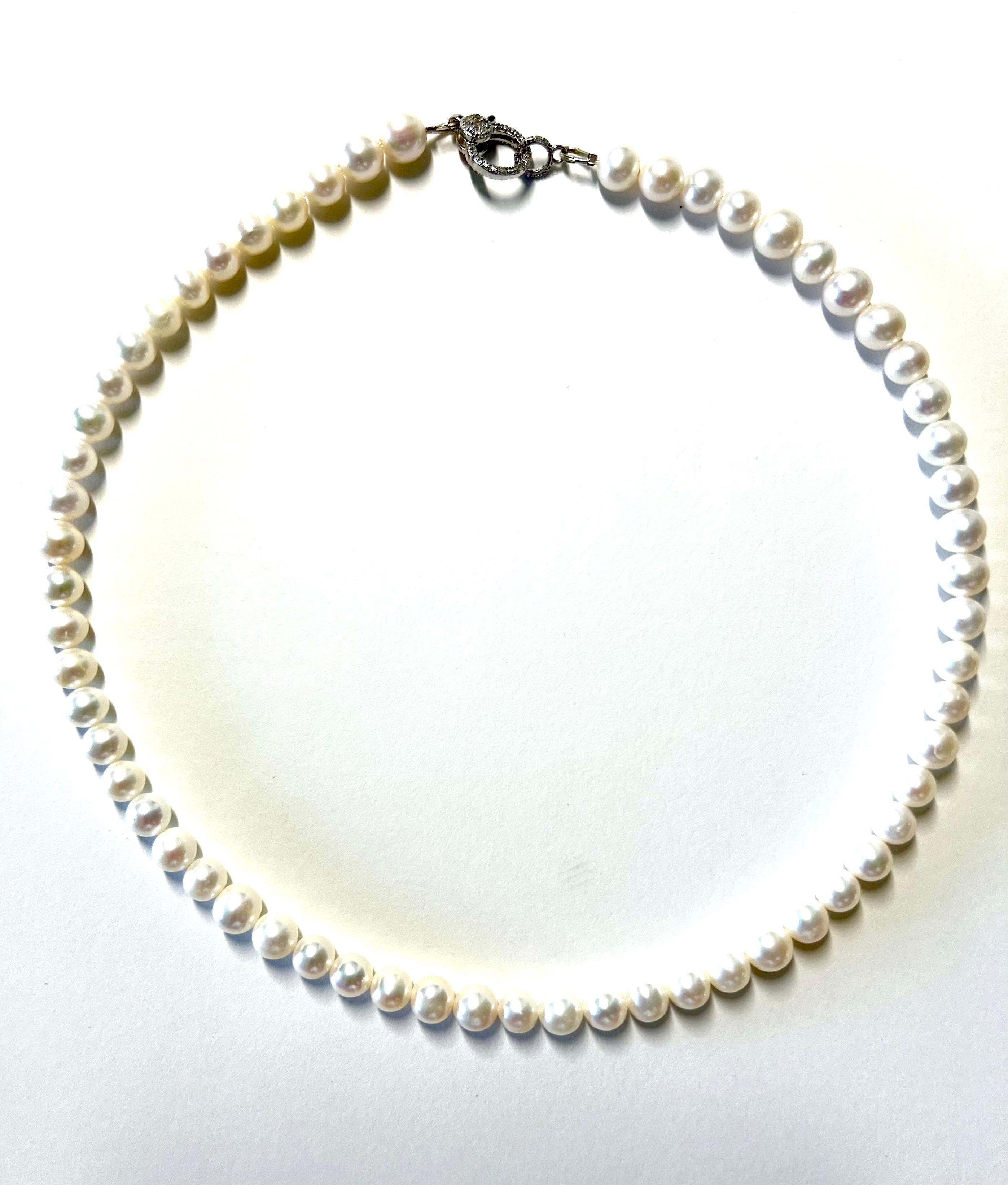 Whiting, notre exquis collier de perles d'eau douce blanches, un mélange parfait d'élégance et de polyvalence. Fabriqué avec des perles de qualité AAA, ce collier présente un éclat lustré qui rappelle les plus belles perles japonaises d'Akoya.