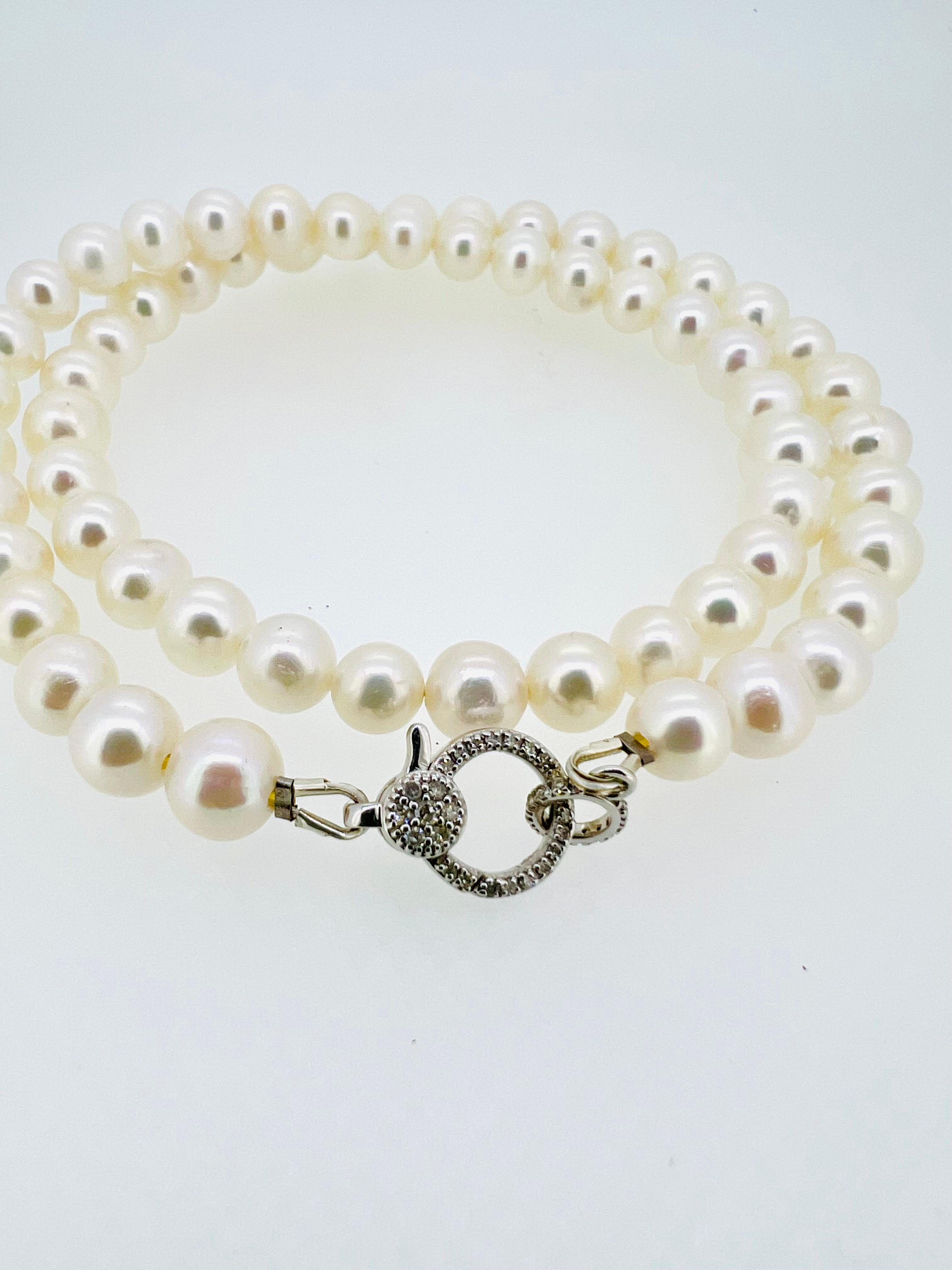 Taille brillant Collier de perles d'eau douce blanches avec double diamant incrusté 14k WG en vente