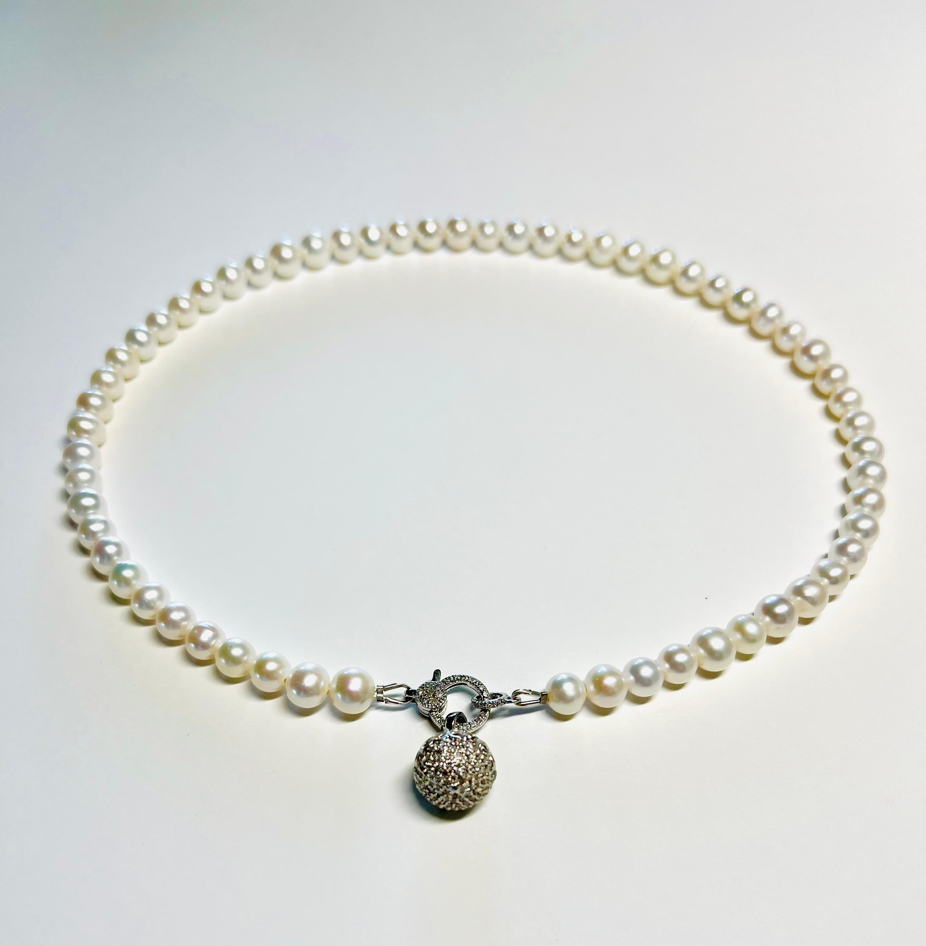 Collier de perles d'eau douce blanches avec double diamant incrusté 14k WG en vente 1